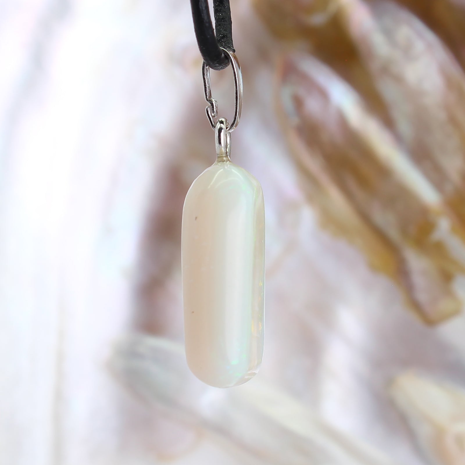 Edelopal Trommelstein Anhänger Kettenanhänger 925 Silber Öse Halskettenanhänger Kettenschmuck Kristall Rohkristall Stein Silberanhänger Silberschmuck Edelsteinanhänger Edelstein Heilstein Schmuckanhänger Halsschmuck Rohstein Rohstück Schmuckstein Schmuck Schutzstein Glücksstein