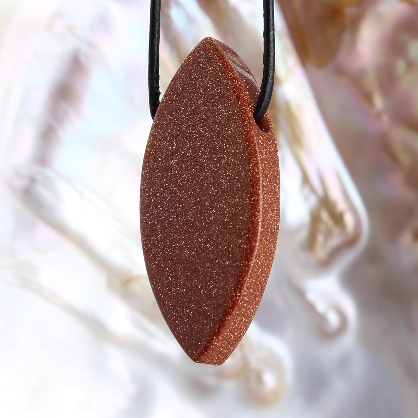 Goldfluss Navette Anhänger Kettenanhänger mit Lederband Halskettenanhänger Kettenschmuck Stein Trommelstein Donut Kette Edelstein Heilstein Lochstein Naturstein Rohstein Rohstück Silber Schmuck Halsschmuck Glücksstein Schutzstein