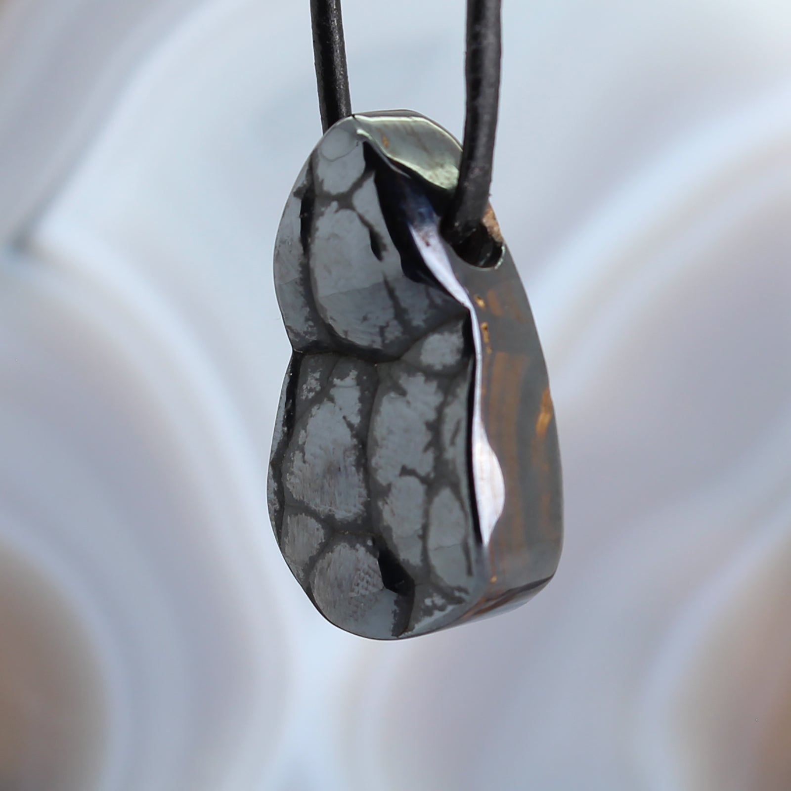 Hämatit Glaskopf Cabochon Anhänger Kettenanhänger Schmuck Halskettenanhänger Kettenschmuck Stein Trommelstein Rohstein Rohstück Edelstein Heilstein Silber Glücksstein Schutzstein Blutstein Blase Rose Kette Naturstein Dekostein