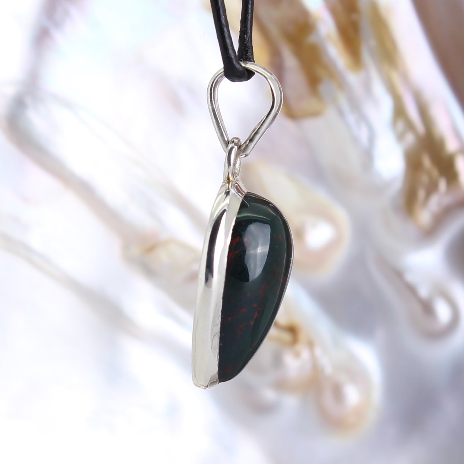 Heliotrop Anhänger Kettenanhänger 925er Silberanhänger Schmuck Halskettenanhänger Kettenschmuck Stein Trommelstein Rohstück Edelstein Heilstein Lochstein Schmuck Naturstein Halsschmuck Silberschmuck Dekostein Dekostück Collier Halskette Schmuckstein Schmuckanhänger Schutzstein Glücksstein Blutjaspis Hildegardjaspis