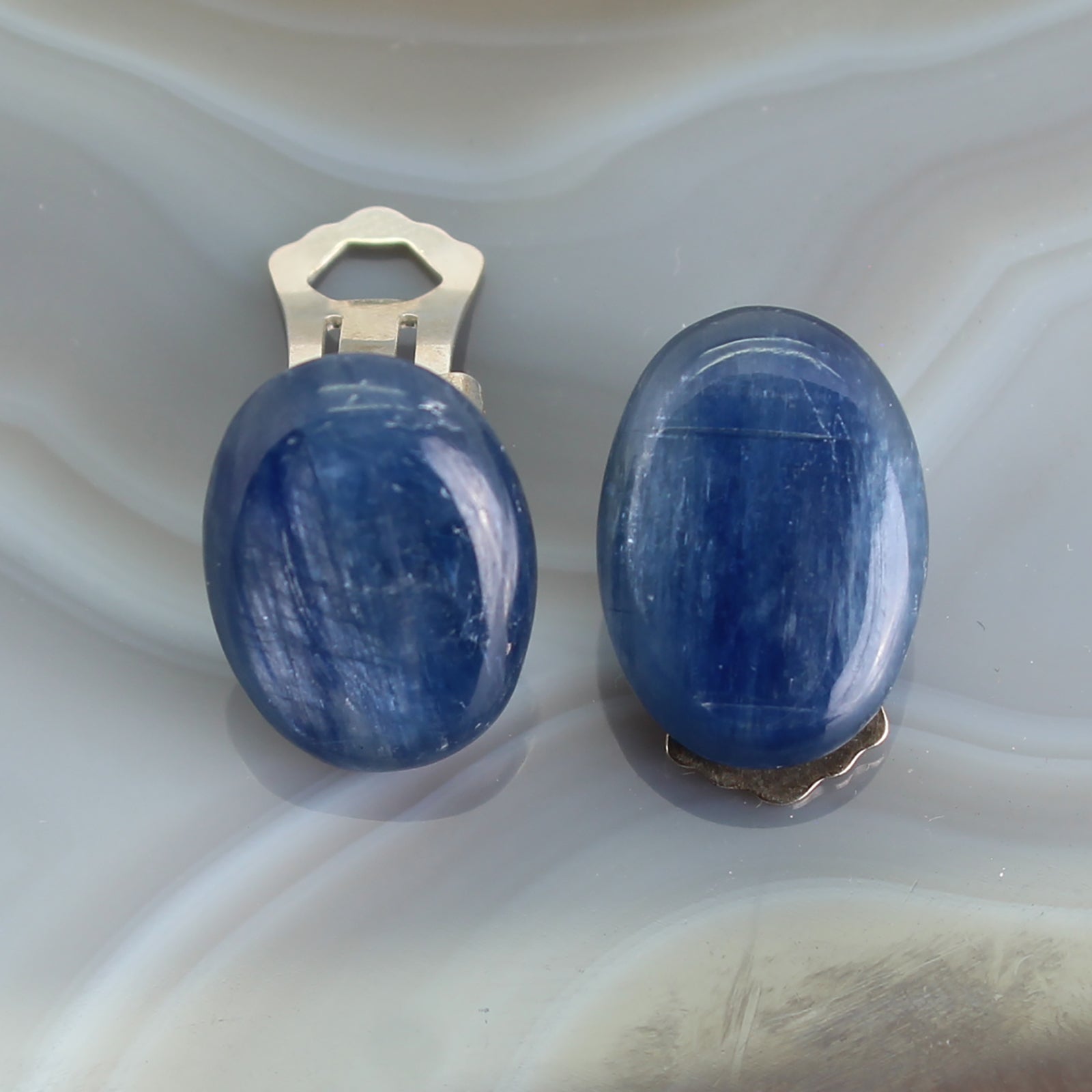 Kyanit Edelstein Ohrclips 925er Silber Ohrringe Ohrschmuck Stein Trommelstein Anhänger Ohrstecker Stecker Heilstein Rohstein Rohstück Schmuckstein Glücksstein Schutzstein Kette Cabochon Hänger Perlen