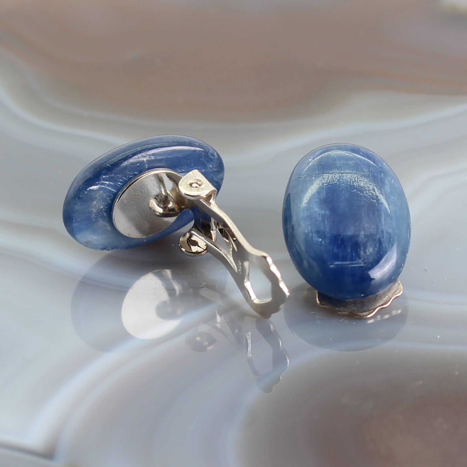 Kyanit Edelstein Ohrclips 925er Silber Ohrringe Ohrschmuck Stein Trommelstein Anhänger Ohrstecker Stecker Heilstein Rohstein Rohstück Schmuckstein Glücksstein Schutzstein Kette Cabochon Hänger Perlen