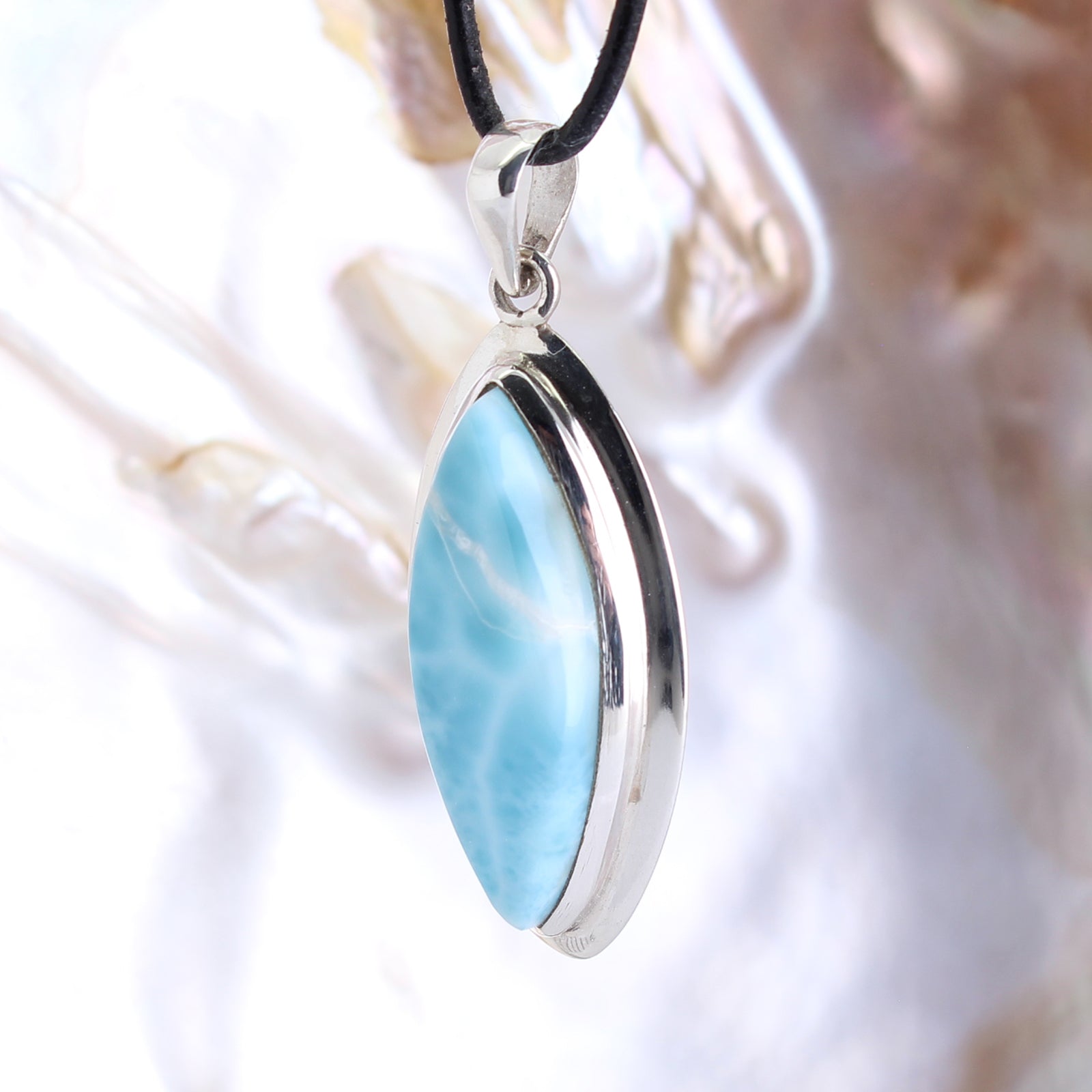 Larimar Anhänger Kettenanhänger 925 Silber Schmuck Halskettenanhänger Kettenschmuck Stein Trommelstein Rohstein Rohstück Edelstein Heilstein Lochstein Schmuck Naturstein Halsschmuck Silberschmuck Dekostein Dekostück Collier Halskette Schmuckstein Schmuckanhänger Glücksstein Schutzstein