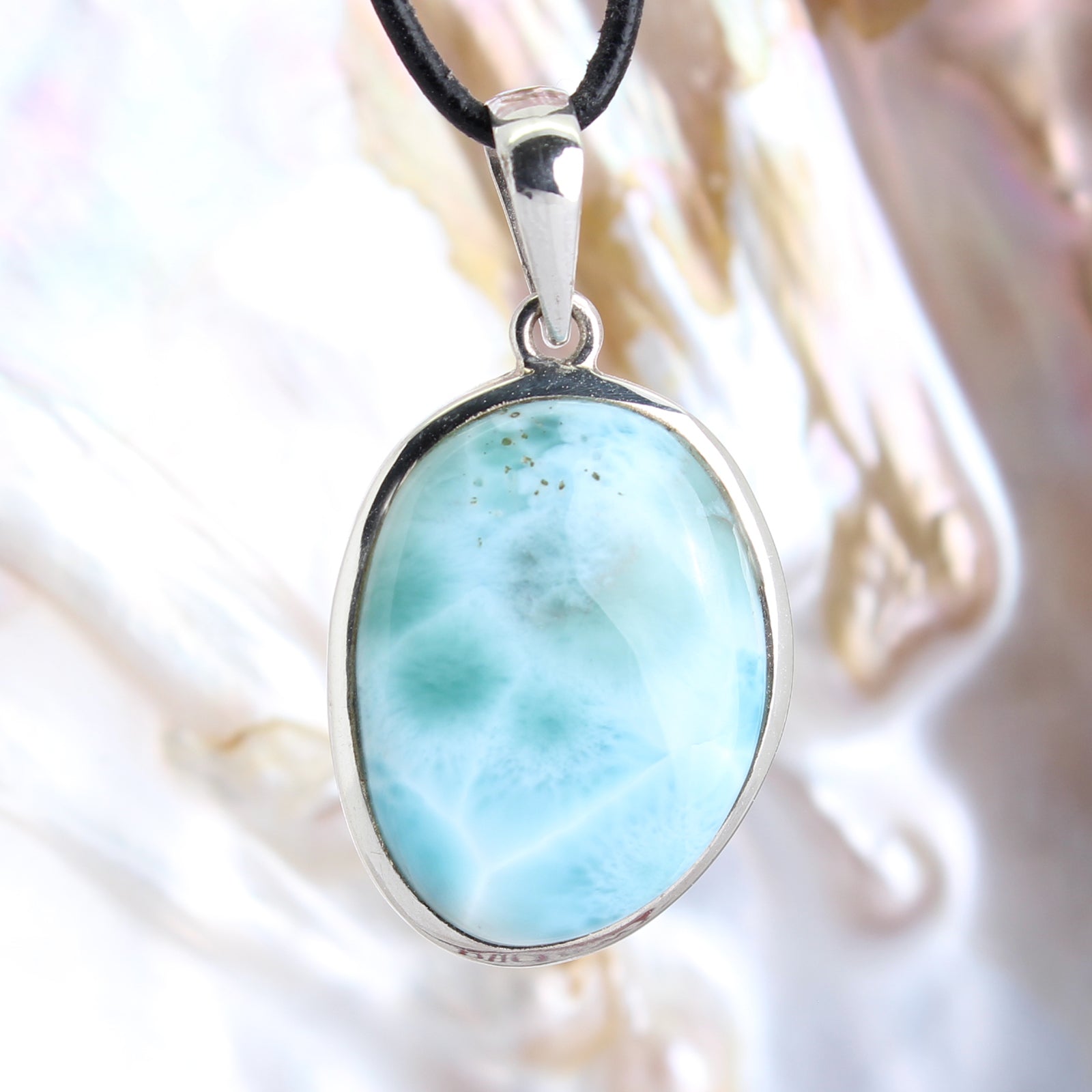Larimar Anhänger Kettenanhänger 925 Silber Schmuck Halskettenanhänger Kettenschmuck Stein Trommelstein Rohstein Rohstück Edelstein Heilstein Lochstein Schmuck Naturstein Halsschmuck Silberschmuck Dekostein Dekostück Collier Halskette Schmuckstein Schmuckanhänger Glücksstein Schutzstein