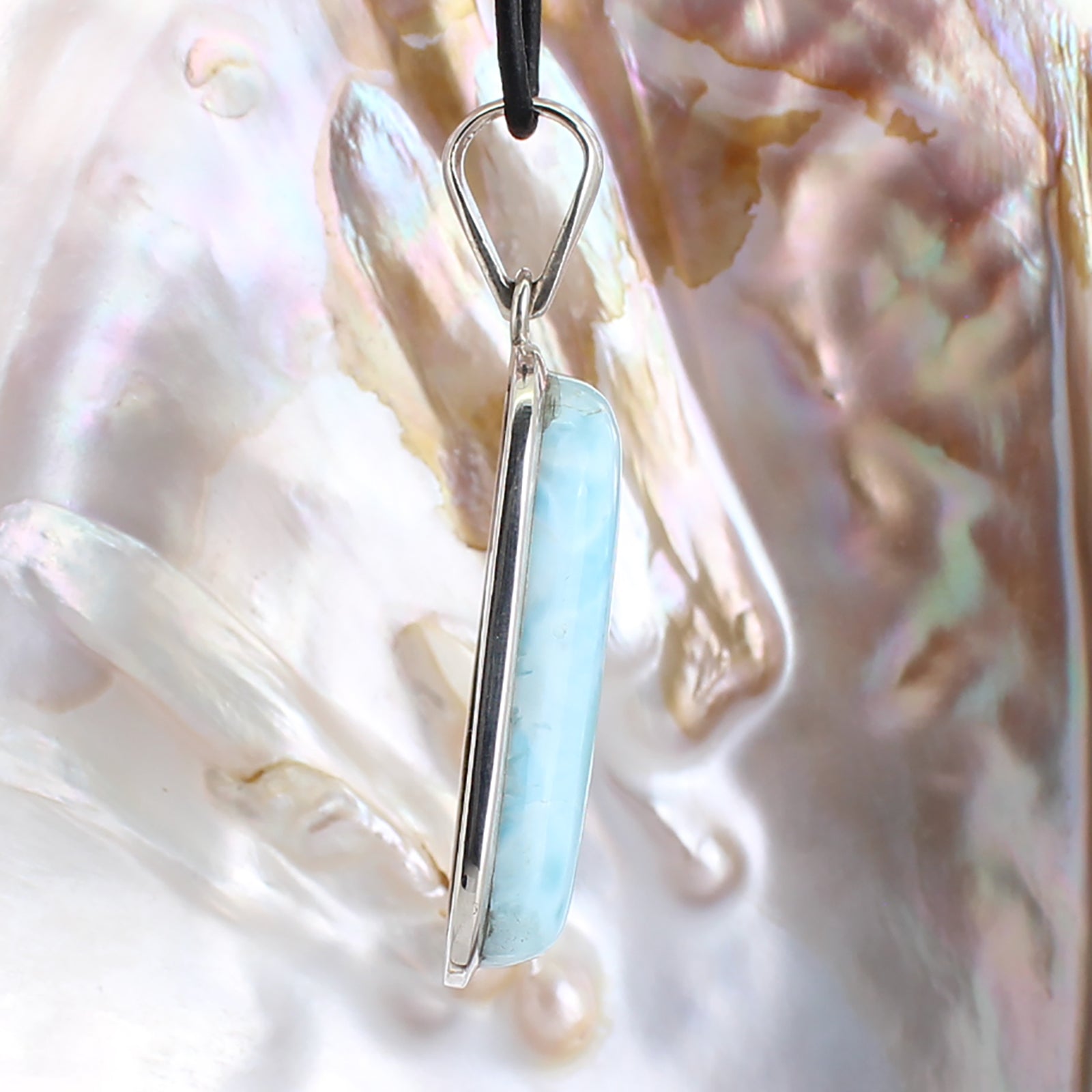 Larimar Anhänger Kettenanhänger 925 Silber Schmuck Halskettenanhänger Kettenschmuck Stein Trommelstein Rohstein Rohstück Edelstein Heilstein Lochstein Schmuck Naturstein Halsschmuck Silberschmuck Dekostein Dekostück Collier Halskette Schmuckstein Schmuckanhänger Glücksstein Schutzstein