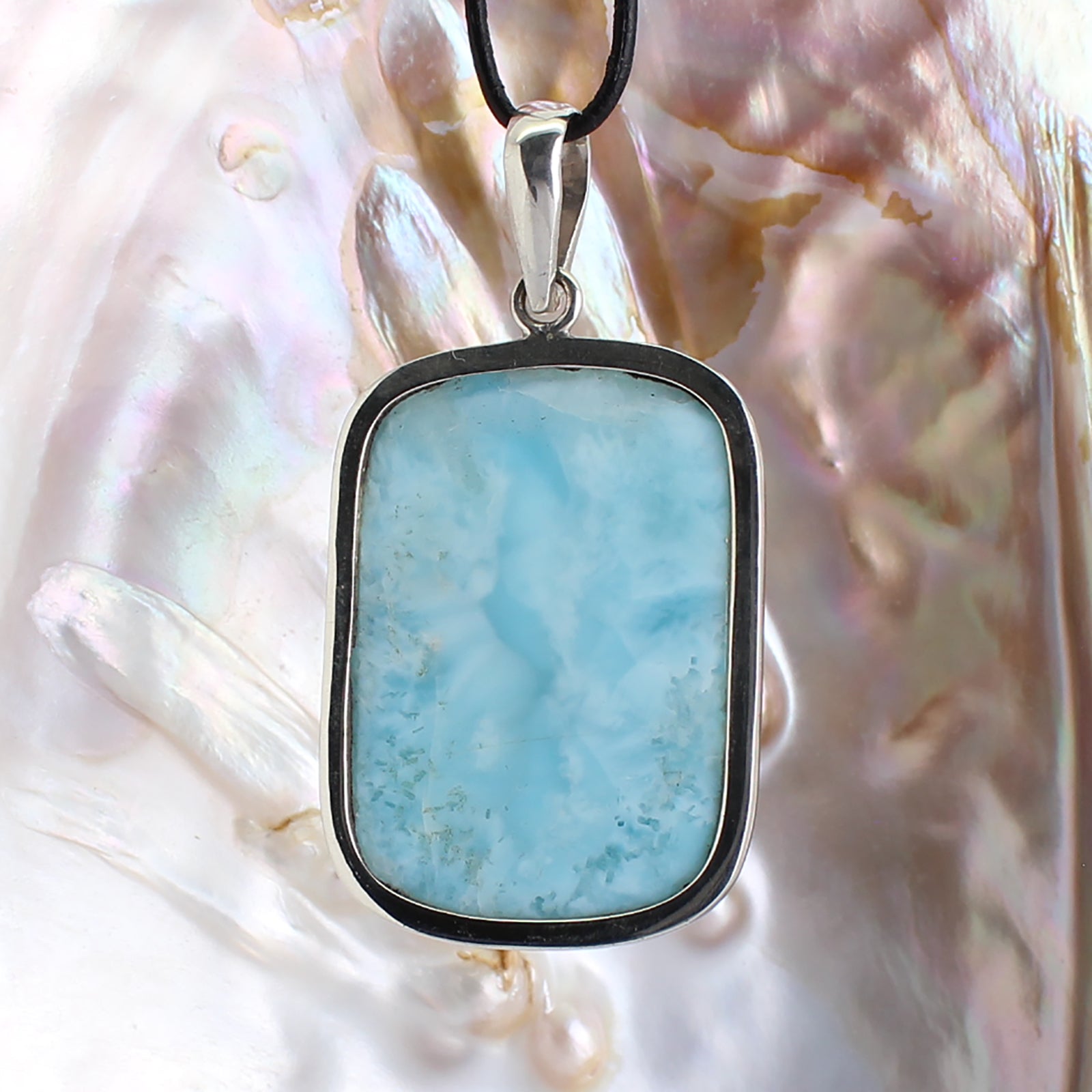 Larimar Anhänger Kettenanhänger 925 Silber Schmuck Halskettenanhänger Kettenschmuck Stein Trommelstein Rohstein Rohstück Edelstein Heilstein Lochstein Schmuck Naturstein Halsschmuck Silberschmuck Dekostein Dekostück Collier Halskette Schmuckstein Schmuckanhänger Glücksstein Schutzstein