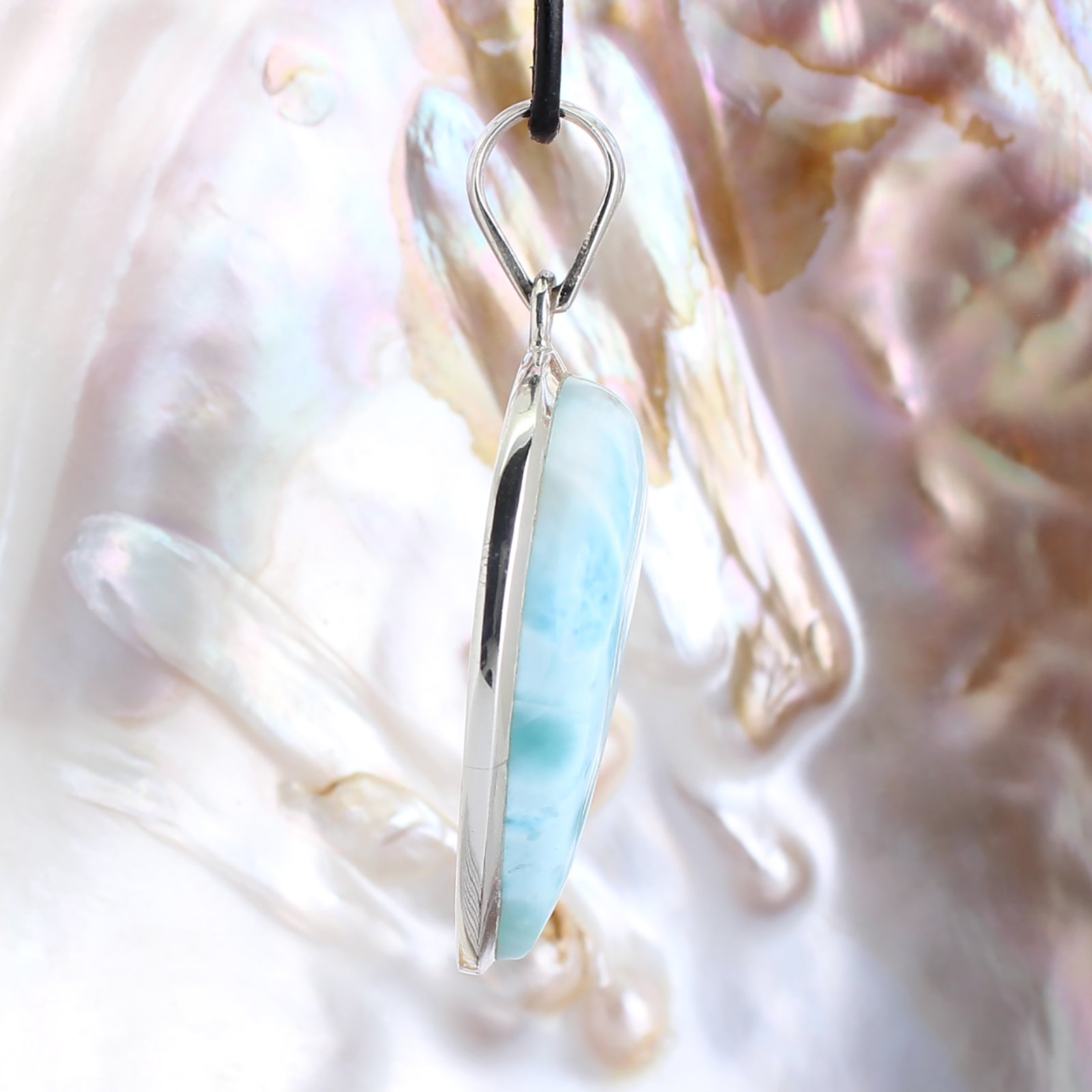 Larimar Anhänger Kettenanhänger 925er Silber Schmuck Halskettenanhänger Kettenschmuck Stein Trommelstein Rohstein Rohstück Edelstein Heilstein Lochstein Schmuck Naturstein Halsschmuck Silberschmuck Dekostein Dekostück Collier Halskette Schmuckstein Schmuckanhänger Glücksstein Schutzstein