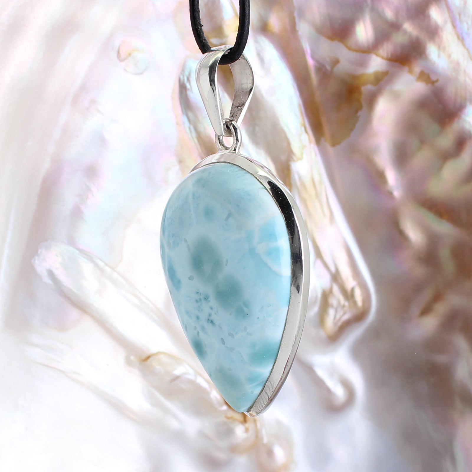 Larimar Anhänger Kettenanhänger 925er Silber Schmuck Halskettenanhänger Kettenschmuck Stein Trommelstein Rohstein Rohstück Edelstein Heilstein Lochstein Schmuck Naturstein Halsschmuck Silberschmuck Dekostein Dekostück Collier Halskette Schmuckstein Schmuckanhänger Glücksstein Schutzstein