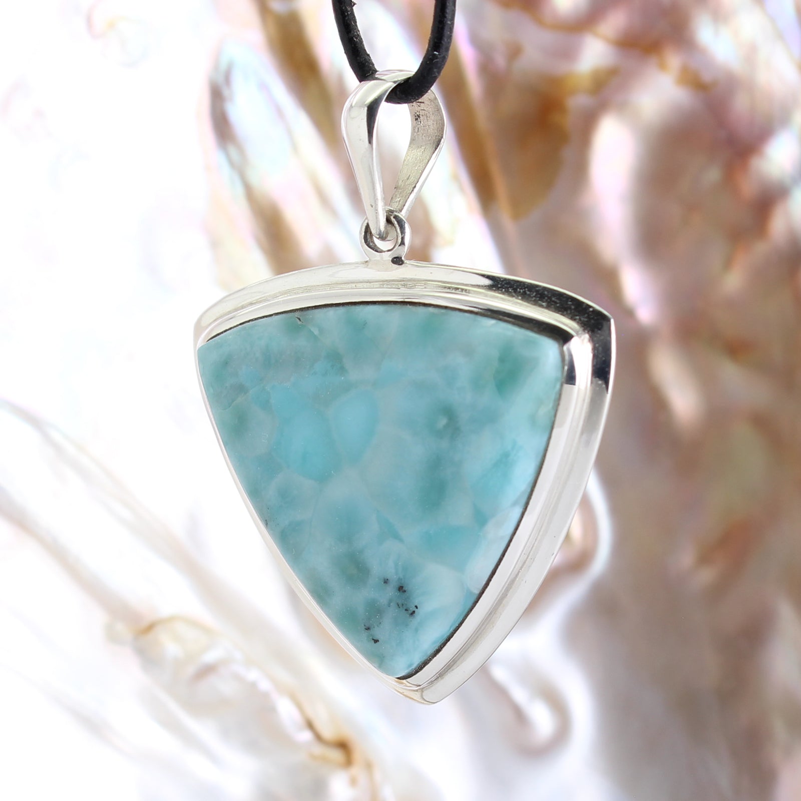 Larimar Anhänger Kettenanhänger 925er Silber Schmuck Halskettenanhänger Kettenschmuck Stein Trommelstein Rohstein Rohstück Edelstein Heilstein Lochstein Schmuck Naturstein Halsschmuck Silberschmuck Dekostein Dekostück Collier Halskette Schmuckstein Schmuckanhänger Glücksstein Schutzstein