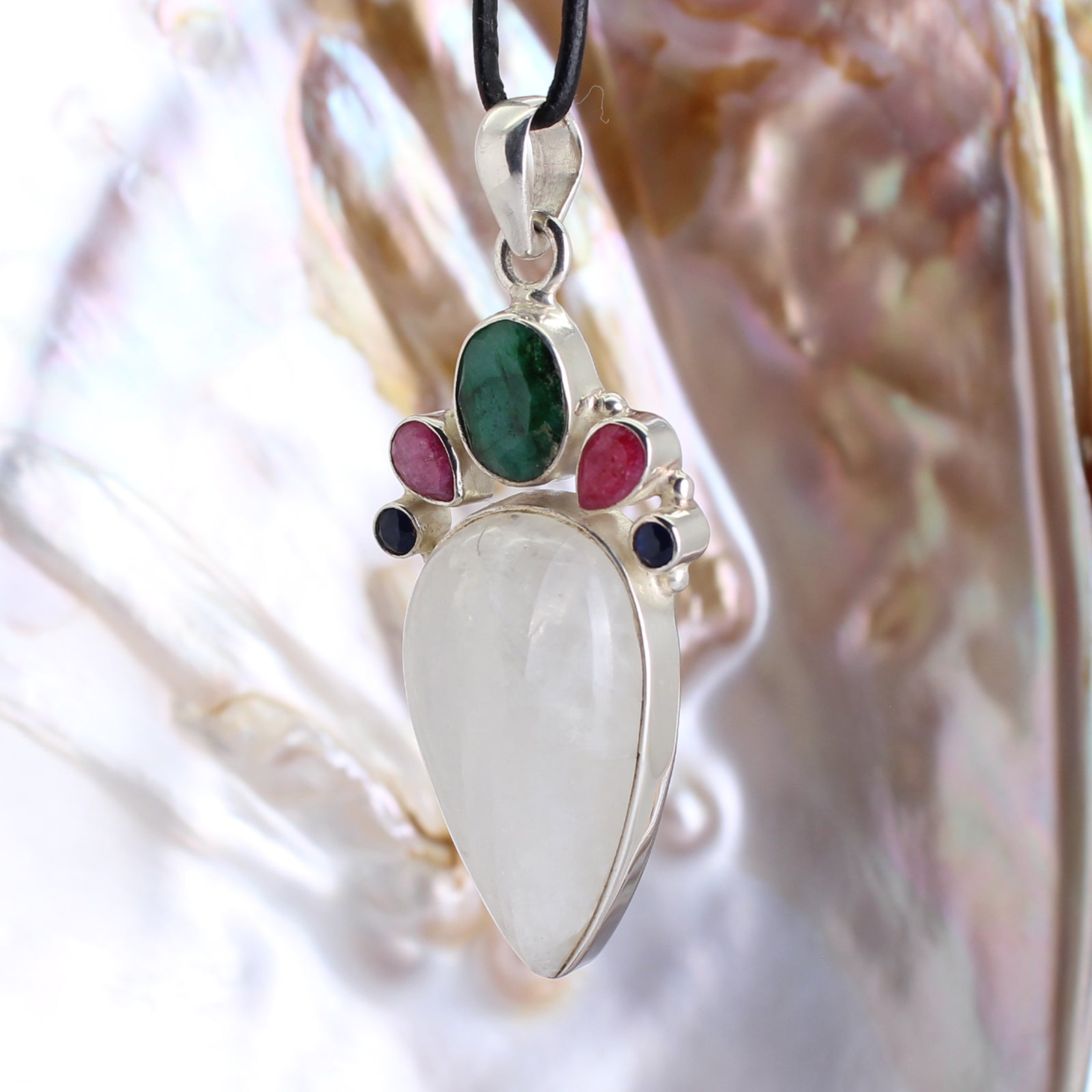 Regenbogenmondstein Smaragd Rubin Saphir Anhänger 925 Silber Halskettenanhänger Kettenschmuck Stein Trommelstein Rohstein Rohstück Edelstein Heilstein Lochstein Schmuck Naturstein Halsschmuck Silberschmuck Dekostein Dekostück Collier Halskette Schmuckstein Schmuckanhänger Glücksstein Schutzstein