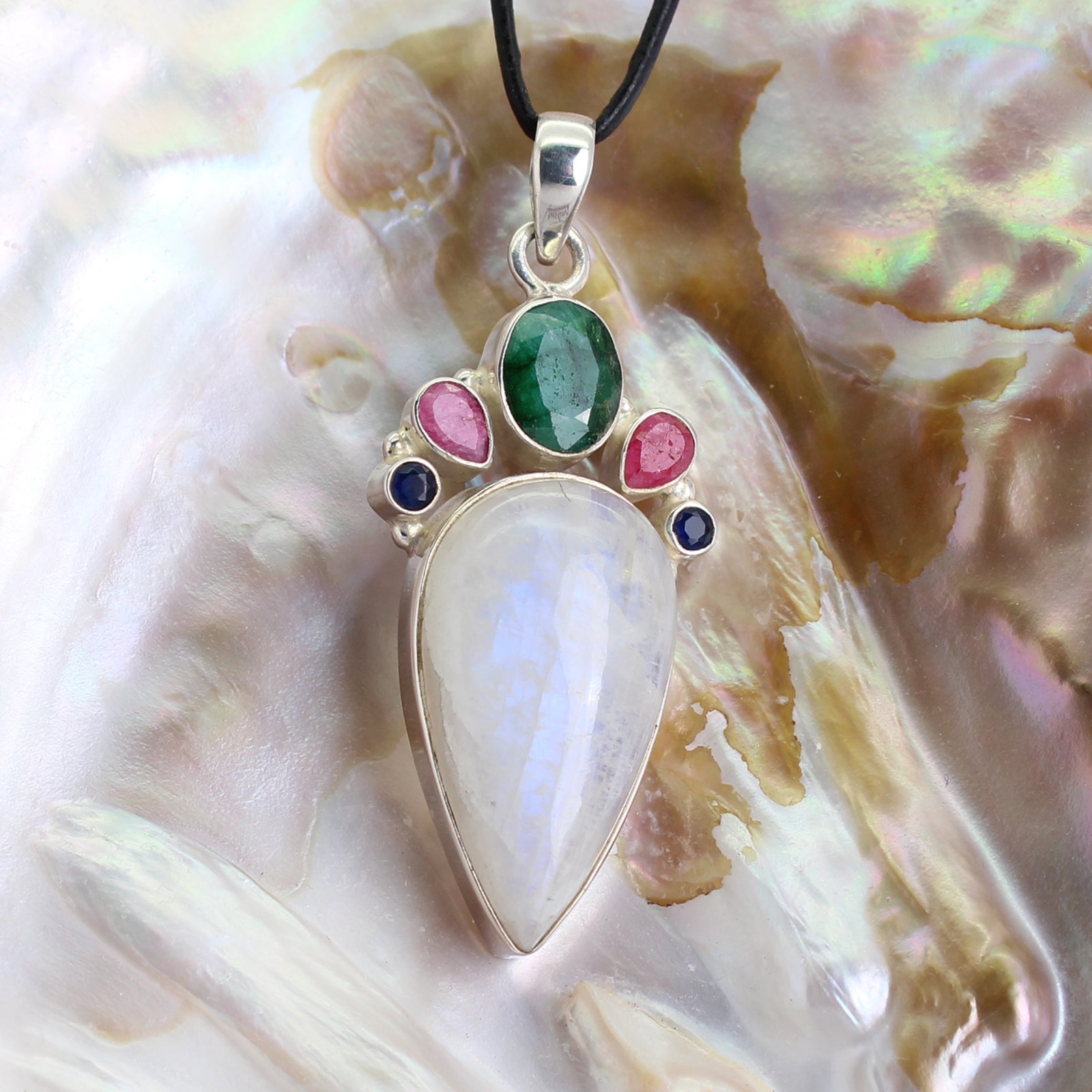 Regenbogenmondstein Smaragd Rubin Saphir Anhänger 925 Silber Halskettenanhänger Kettenschmuck Stein Trommelstein Rohstein Rohstück Edelstein Heilstein Lochstein Schmuck Naturstein Halsschmuck Silberschmuck Dekostein Dekostück Collier Halskette Schmuckstein Schmuckanhänger Glücksstein Schutzstein