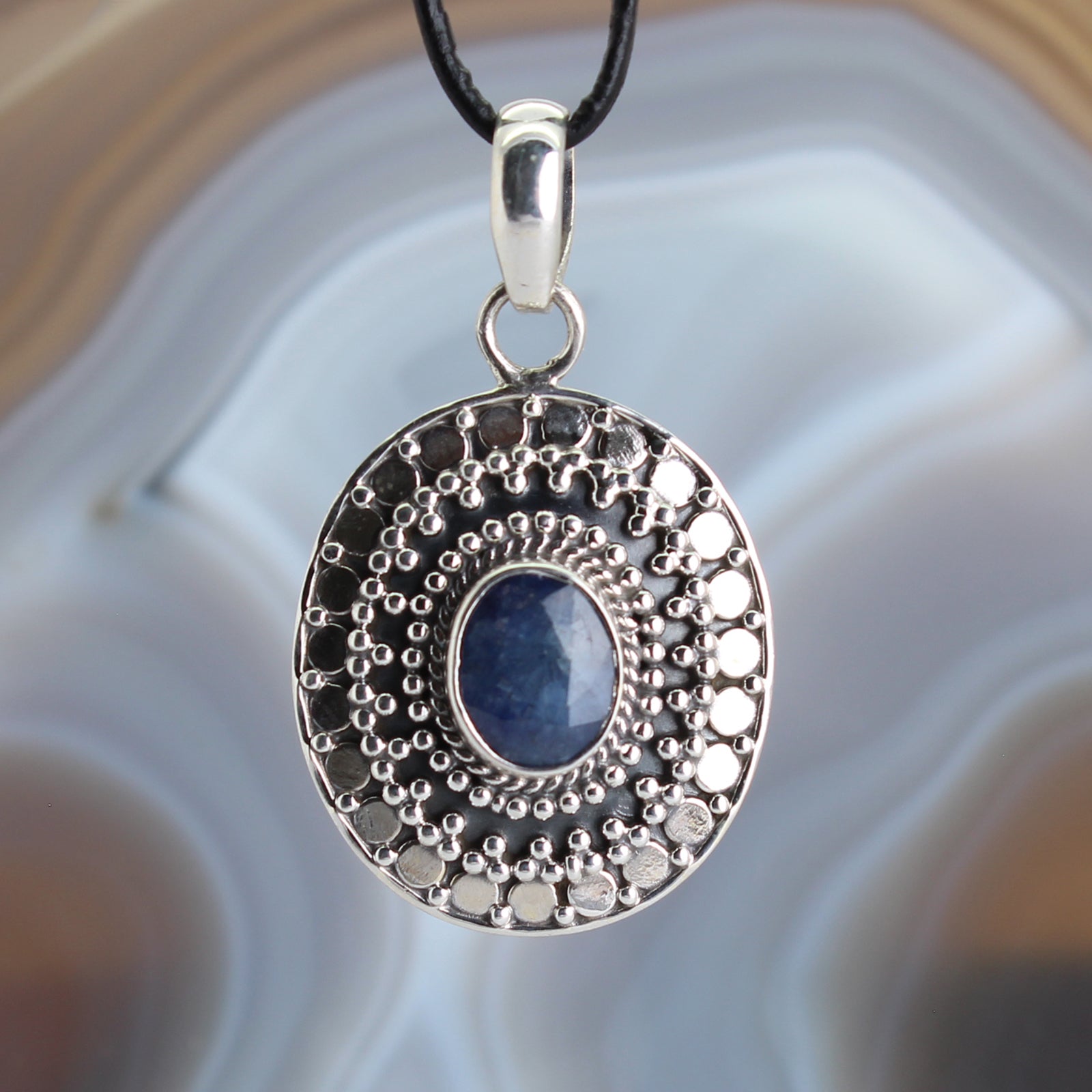 Saphir Anhänger Kettenanhänger facettiert 925er Silber Schmuck Halskettenanhänger Kettenschmuck Stein Trommelstein Anhänger Rohstein Rohstück Heilstein Edelstein Schmuckanhänger Silberschmuck Schmuckstein Halsschmuck Schmuck Schutzstein Naturstein Lochstein Glücksstein