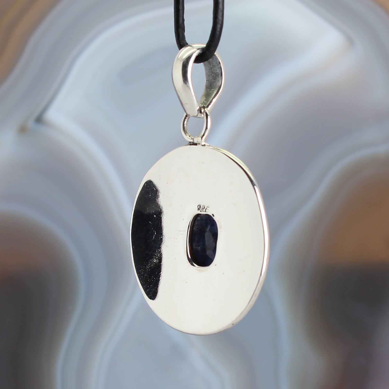 Saphir Anhänger Kettenanhänger facettiert 925er Silber Schmuck Halskettenanhänger Kettenschmuck Stein Trommelstein Anhänger Rohstein Rohstück Heilstein Edelstein Schmuckanhänger Silberschmuck Schmuckstein Halsschmuck Schmuck Schutzstein Naturstein Lochstein Glücksstein