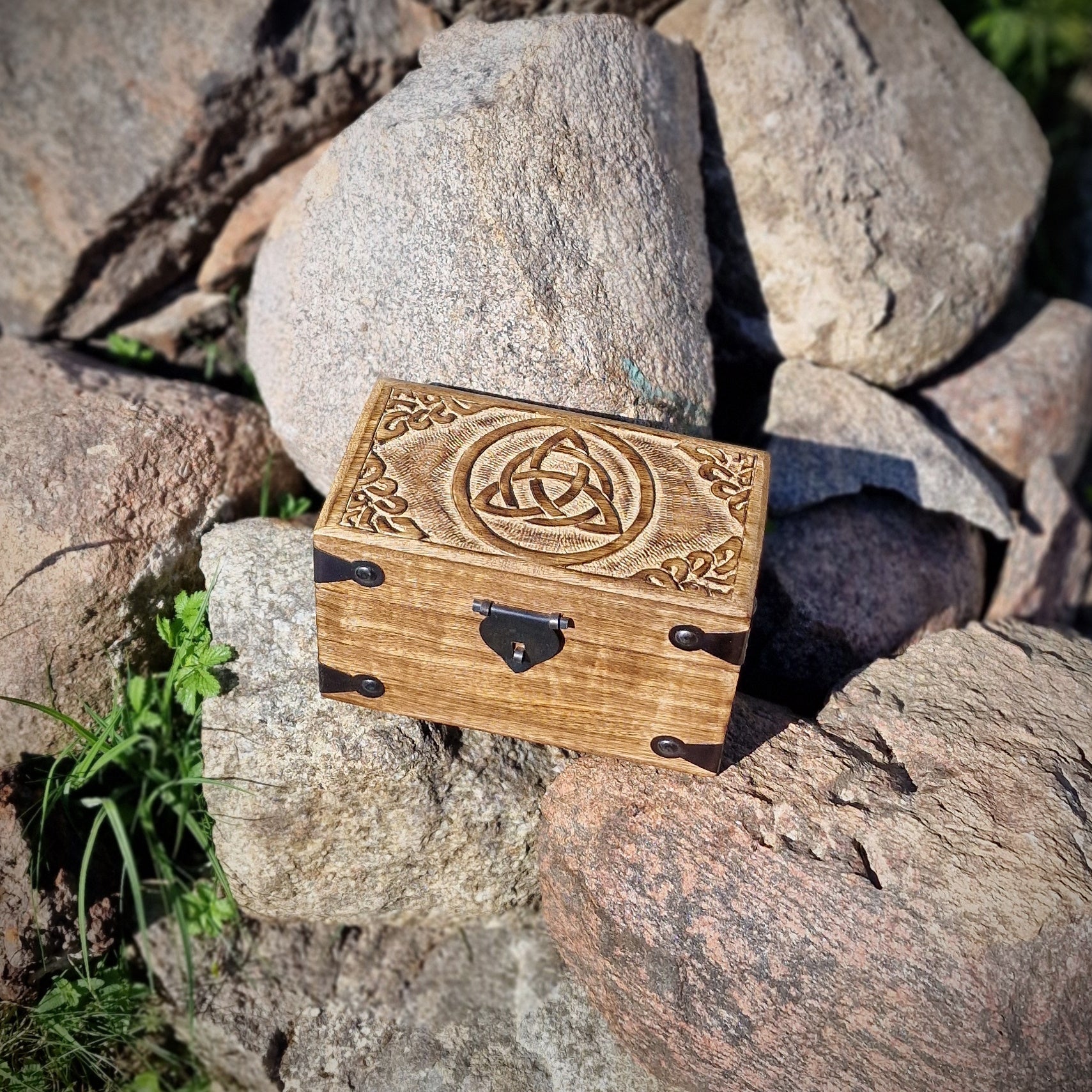 Holztruhe Holzkiste Holzbox aus Mangoholz Motiv keltischer Dreiecksknoten Triqueta klein
