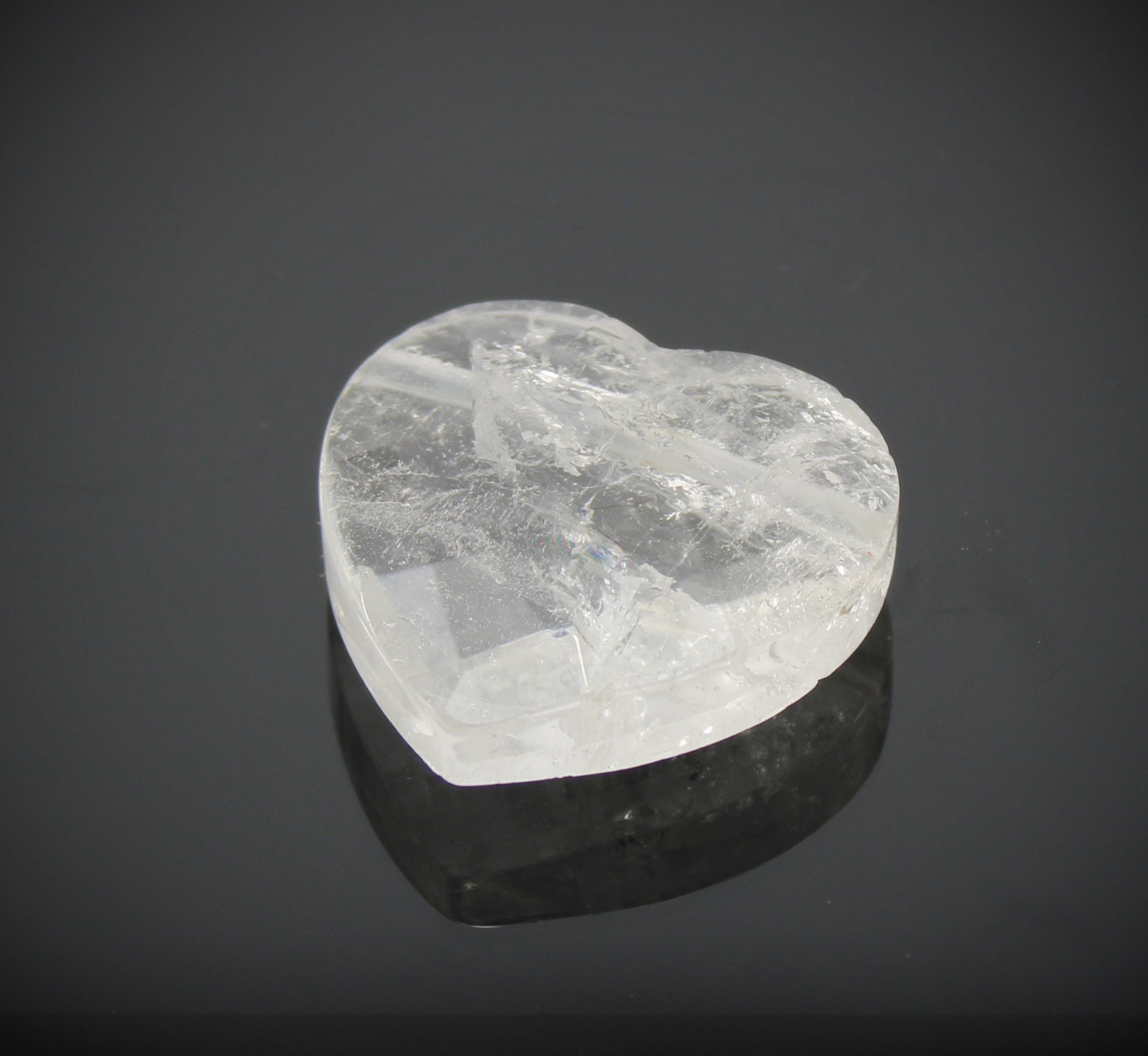 Bergkristall Herz Anhänger Seitenansicht – facettierte Herzform, Naturstein
