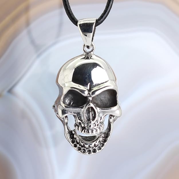 Totenkopf-Anhänger mit detaillierter Schädelstruktur
