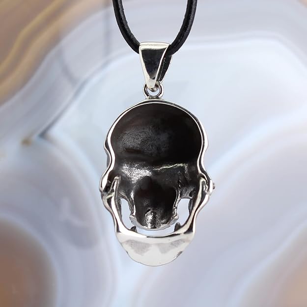 Totenkopf-Anhänger als markanter Unisex-Schmuck