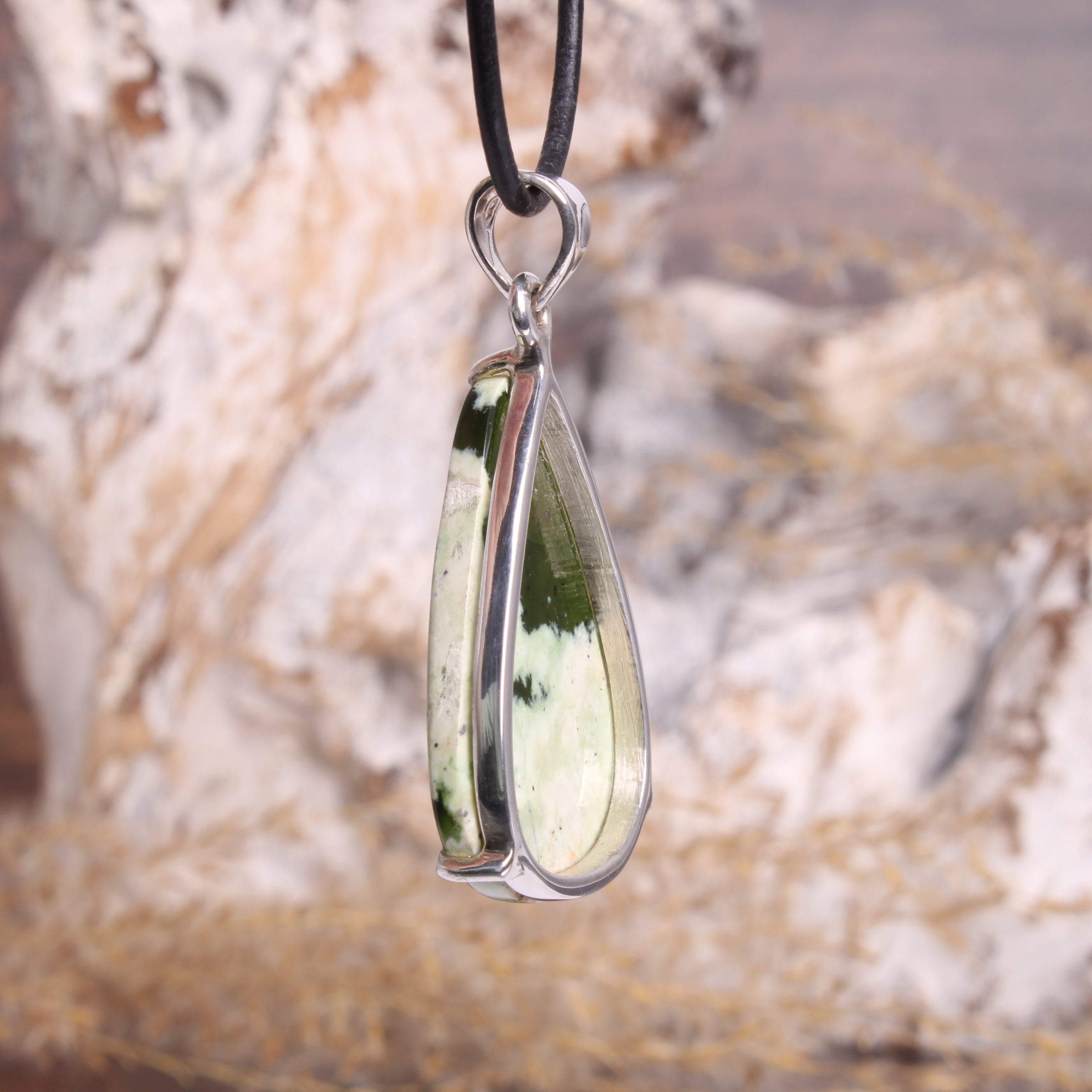 Chromchalcedon Anhänger getragen – grüner Edelstein 925 Silber