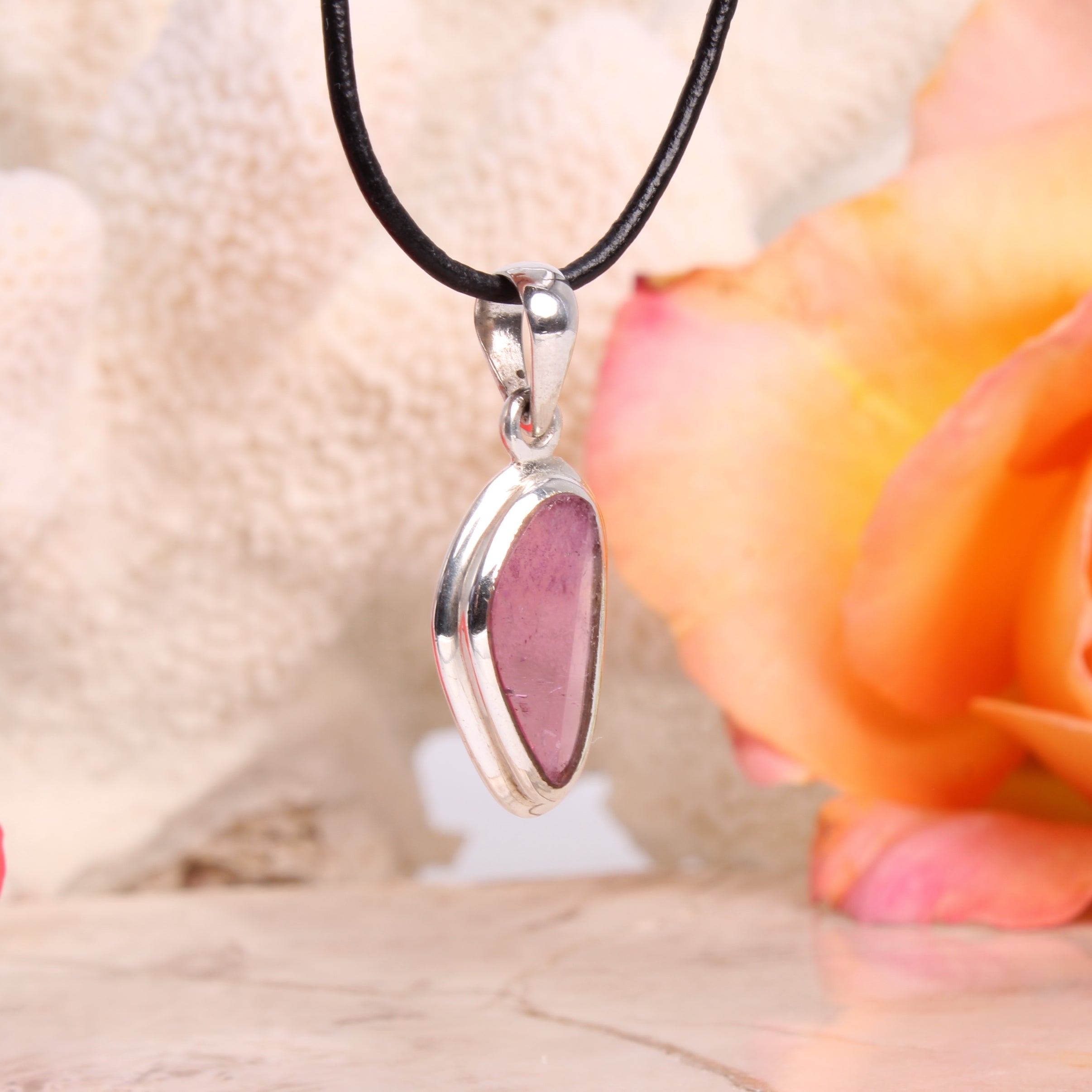 Rosa Turmalin Anhänger Seitenansicht – 21×13 mm, 3,3 cm Gesamthöhe