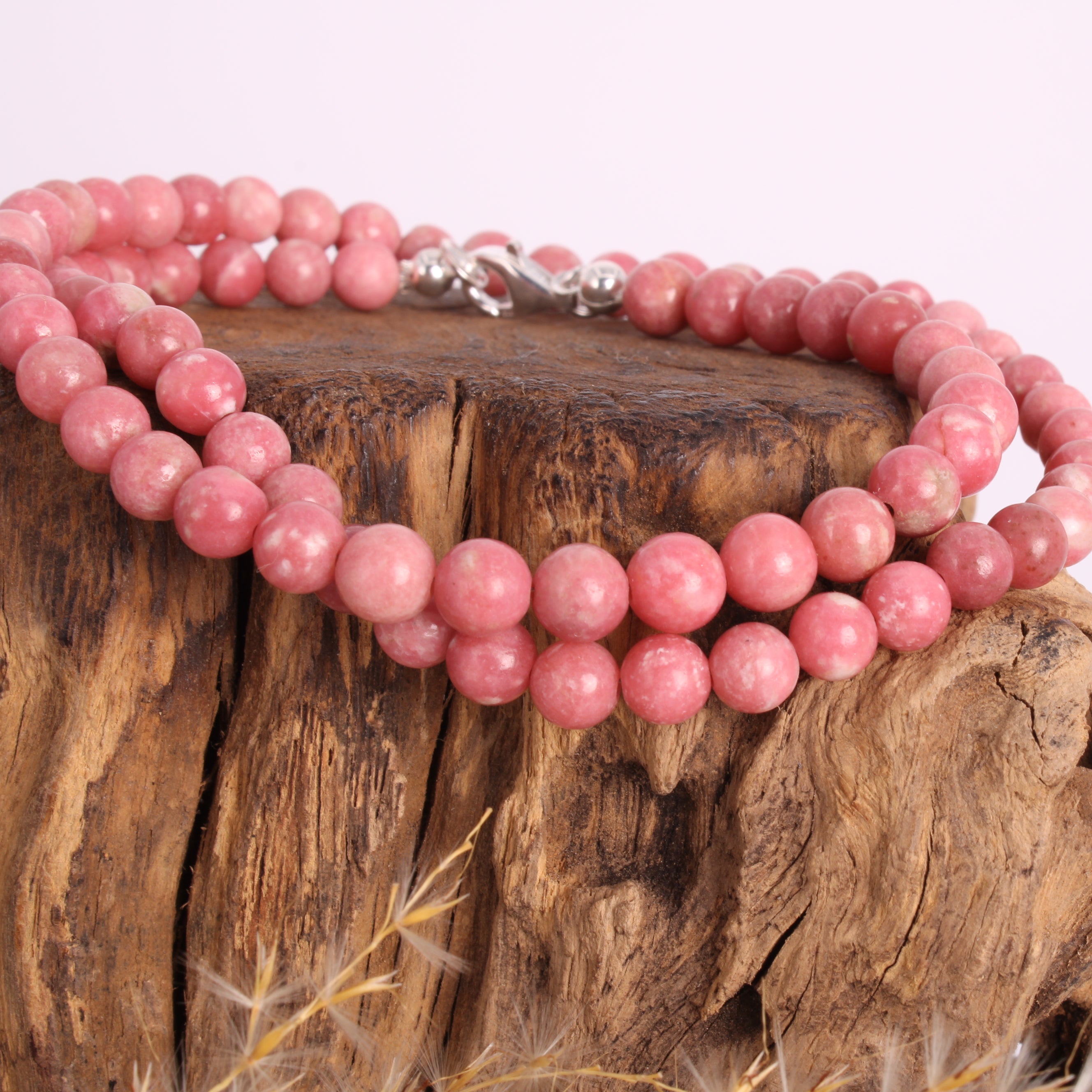 Thulit Kette – handgefertigte Edelstein-Perlenkette, 45 cm, Vorderansicht