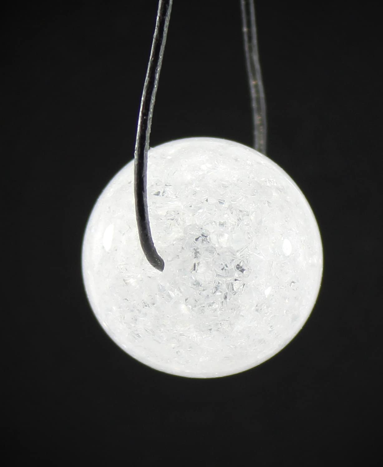 Bergkristall Crack Crystal Anhänger Nahaufnahme – Lichtspiel im Naturstein
