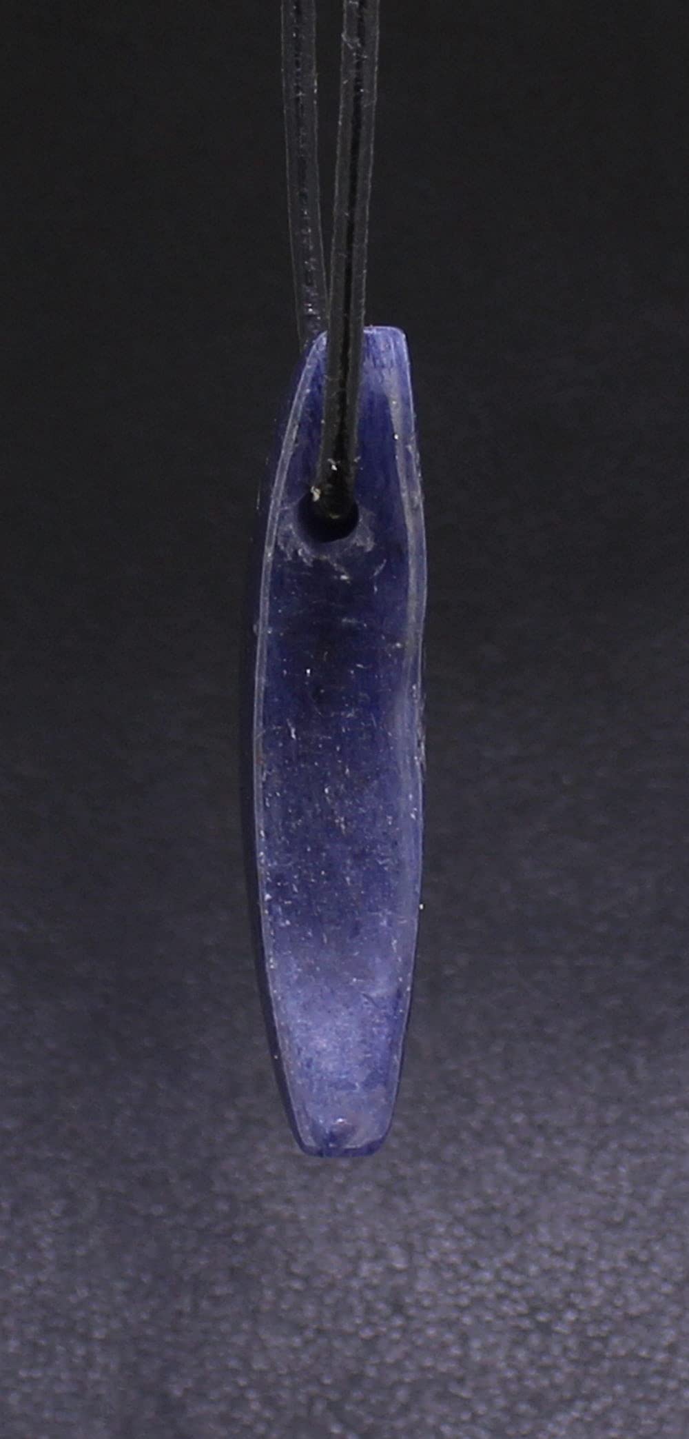 Blauquarz Halbmond Anhänger Seitenansicht – zarter Mondschmuck