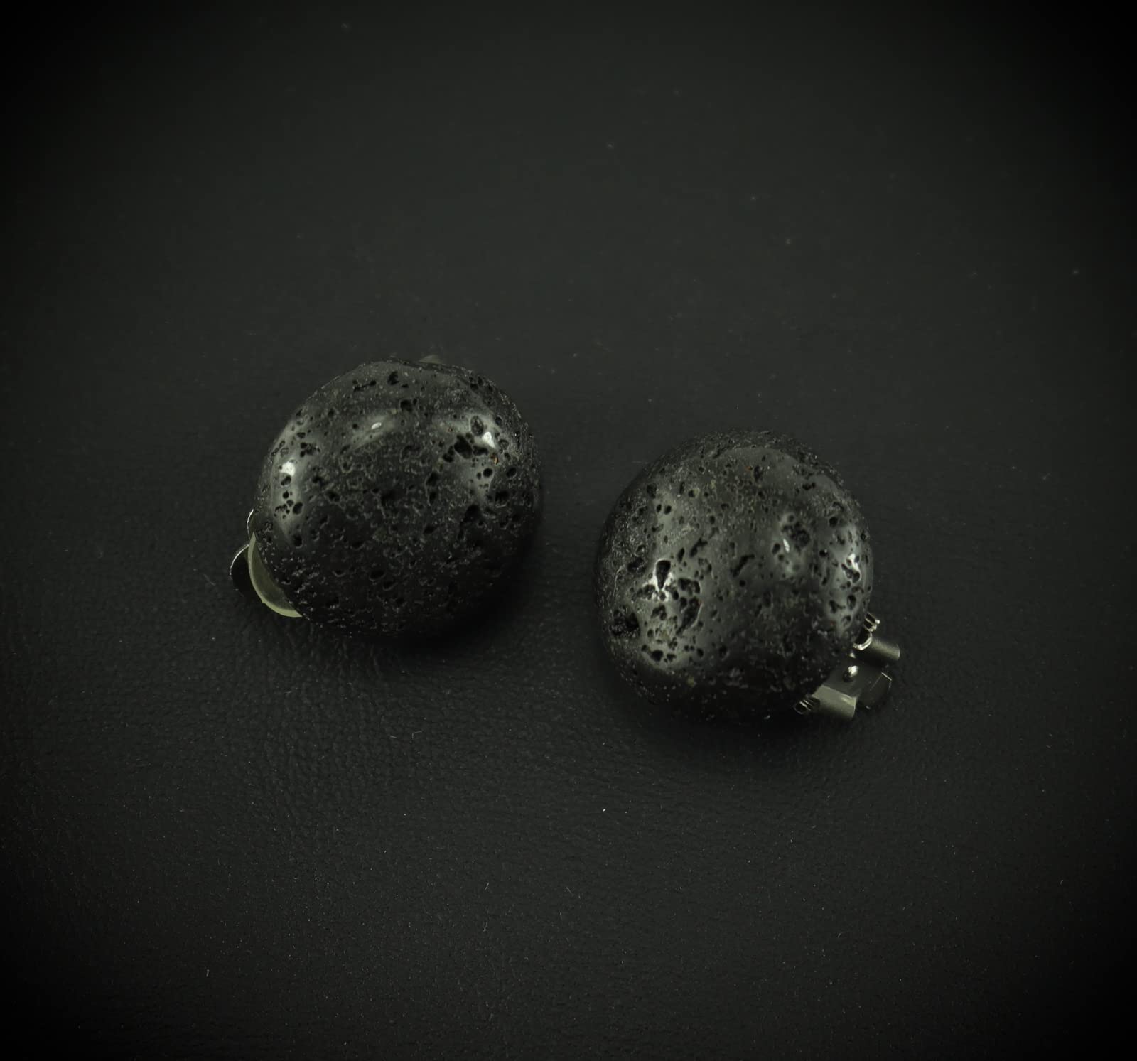 schwarzer Lava Stein Trommelstein Anhänger elegante Ohrclips Ohrringe Ohrstecker Ohrschmuck Silberclips Heilstein Edelstein Silberschmuck Silberohrringe Lavaschmuck Lavaperlen Lavastein Lavasteine Lavagestein Gesteinslava Vulkanlava