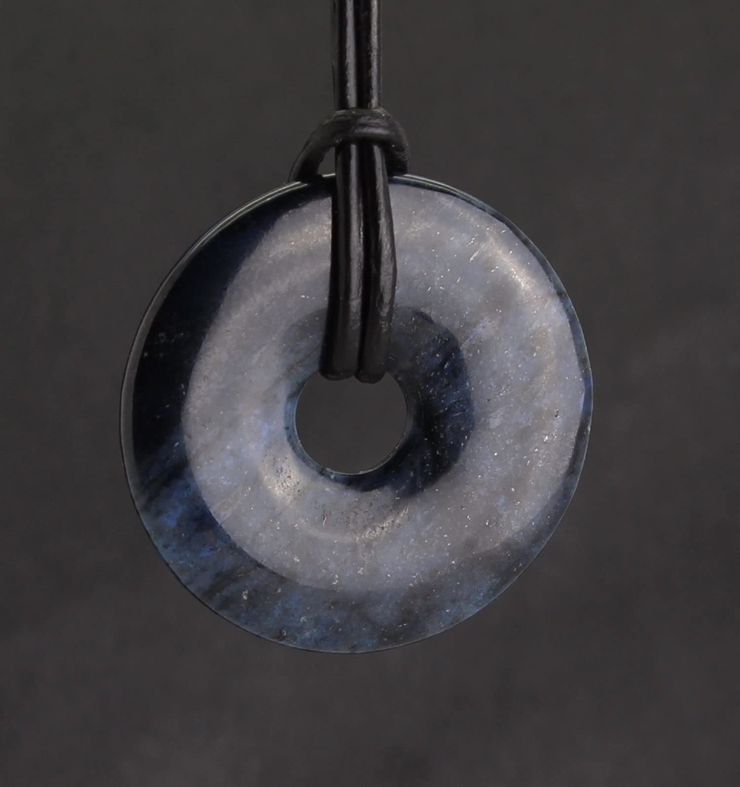 Halskettenanhänger Kettenanhänger Kettenschmuck Dumortierit Stein Trommelstein Anhänger Blatthornkäfer Heiliger Pillendreher Mistkäfer Glückskäfer Skarabäus-Käfer Schmuckstein Halsschmuck Edelstein Heilstein Sonnengott Dumortieritstein Dumortieritschmuck