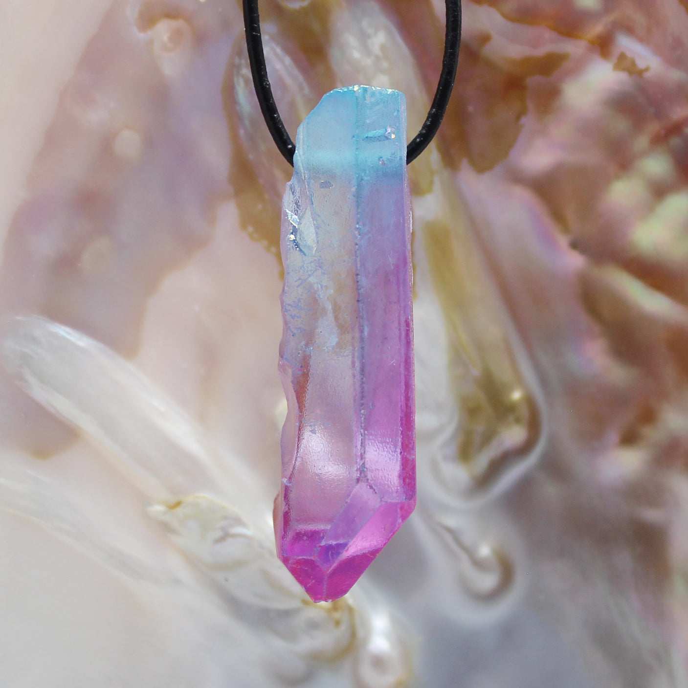 Aqua Aura (Bergkristall bedampft) Anhänger Spitze Kettenanhänger mit Lederband Halskettenanhänger Kettenschmuck Stein Trommelstein Doppelspitze Doppelender Vogelkristall Edelstein Heilstein Rohstein Rohstück Halsschmuck Halskettenschmuck Schmuckstein Kristall Kristallspitze Kristallschmuck Bergkristallspitze