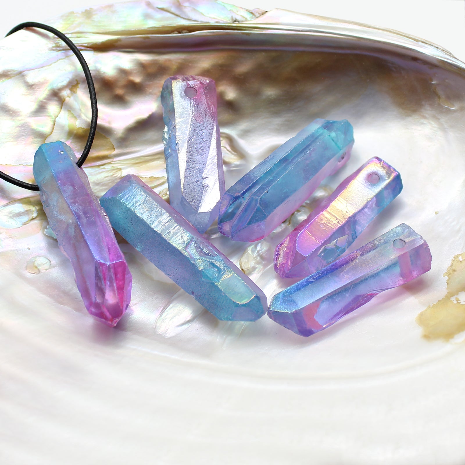 Aqua Aura (Bergkristall bedampft) Anhänger Spitze Kettenanhänger mit Lederband Halskettenanhänger Kettenschmuck Stein Trommelstein Doppelspitze Doppelender Vogelkristall Edelstein Heilstein Rohstein Rohstück Halsschmuck Halskettenschmuck Schmuckstein Kristall Kristallspitze Kristallschmuck Bergkristallspitze