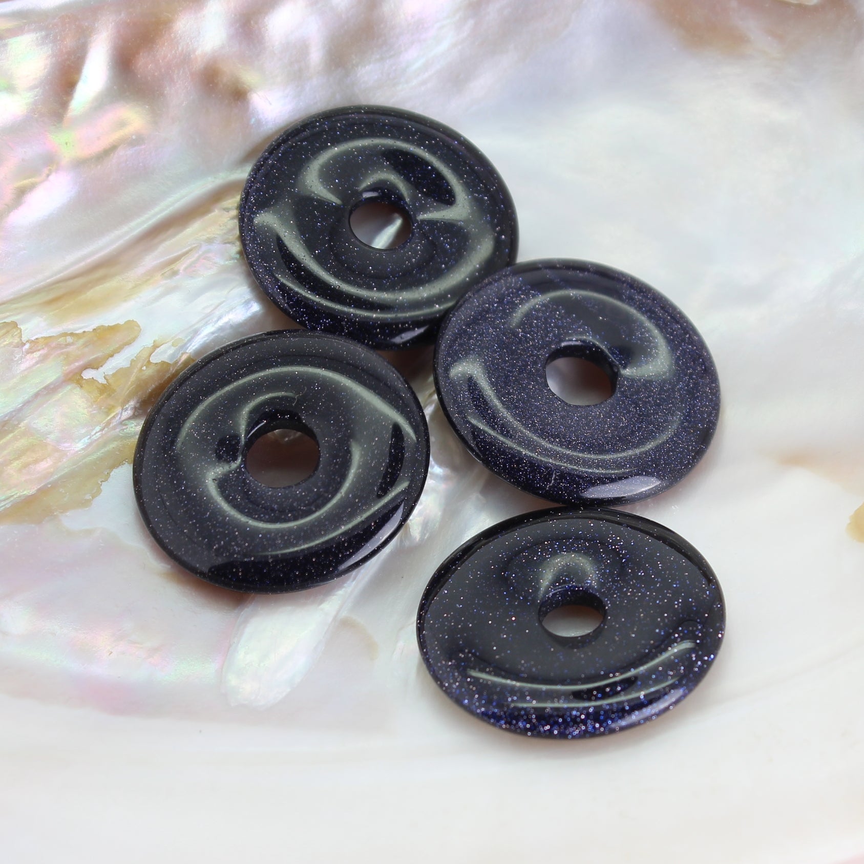 Blaufluss Donut Anhänger Kettenanhänger 30 mm mit Lederband Halskettenanhänger Kettenschmuck Stein Trommelstein Anhänger Schmuck Schmuckstein Rohstein Rohstück Edelstein Heilstein Silberanhänger Silberschmuck Schutzstein Glücksstein