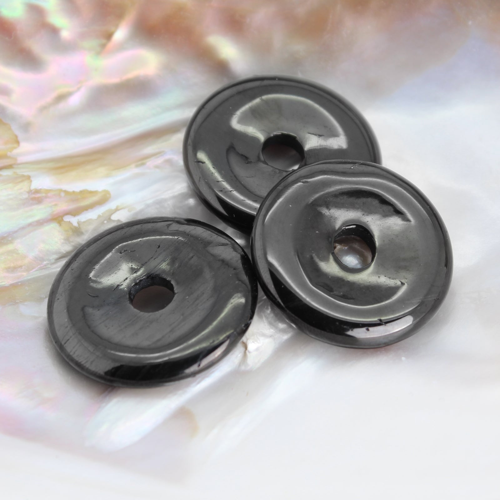 Gagat Donut Anhänger Kettenanhänger 30 mm mit Lederband Halskettenanhänger Kettenschmuck Stein Trommelstein Anhänger Schmuck Schmuckstein Rohstein Rohstück Edelstein Heilstein Silberanhänger Silberschmuck Schutzstein Glücksstein
