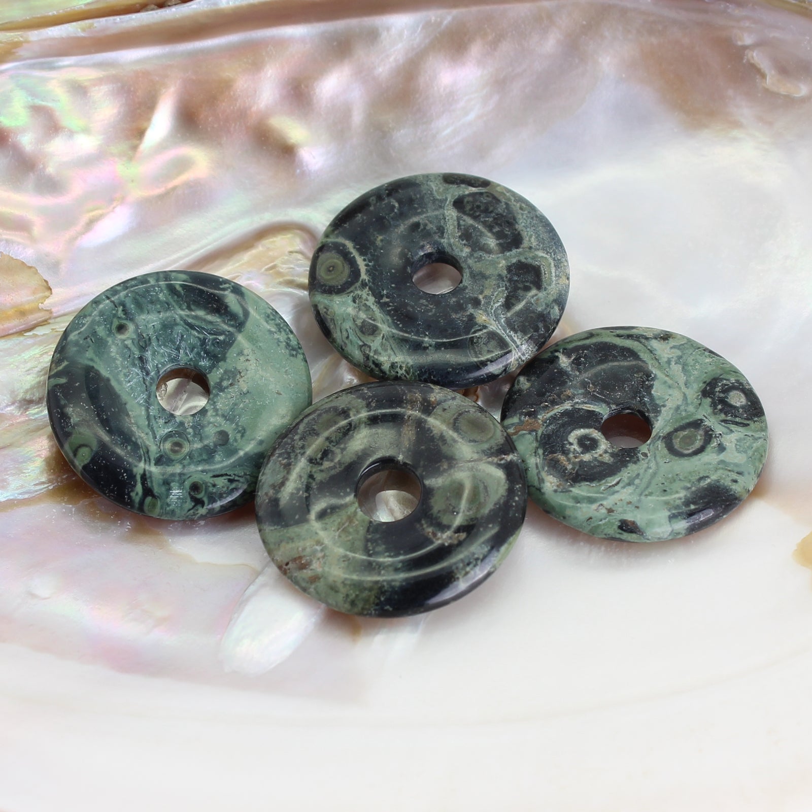 Kabamba Jaspis Donut Anhänger Kettenanhänger 30 mm mit Lederband Halskettenanhänger Kettenschmuck Stein Trommelstein Anhänger Schmuck Schmuckstein Rohstein Rohstück Edelstein Heilstein Silberanhänger Silberschmuck Schutzstein Glücksstein