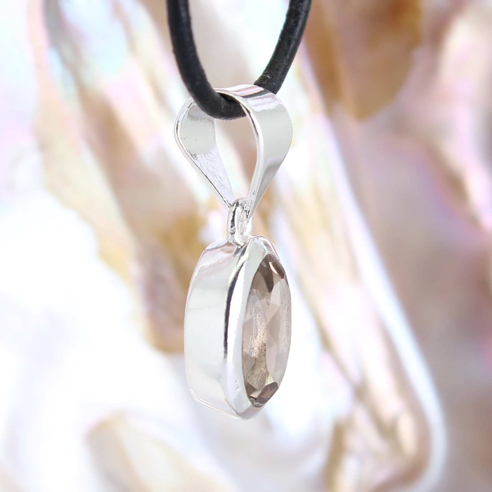 Rauchquarz Anhänger Kettenanhänger 925 Silber Schmuck Halskettenanhänger Kettenschmuck Stein Trommelstein Rohstein Rohstück Edelstein Heilstein Lochstein Schmuck Naturstein Halsschmuck Silberschmuck Dekostein Dekostück Collier Halskette Schmuckstein Schmuckanhänger Glücksstein Schutzstein