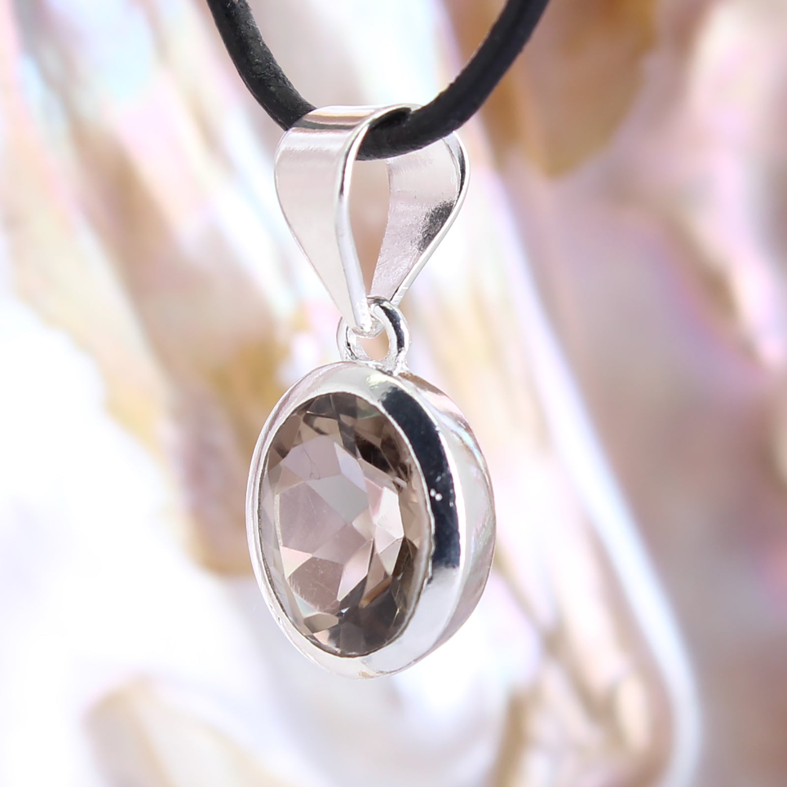 Rauchquarz Anhänger Kettenanhänger 925 Silber Schmuck Halskettenanhänger Kettenschmuck Stein Trommelstein Rohstein Rohstück Edelstein Heilstein Lochstein Schmuck Naturstein Halsschmuck Silberschmuck Dekostein Dekostück Collier Halskette Schmuckstein Schmuckanhänger Glücksstein Schutzstein