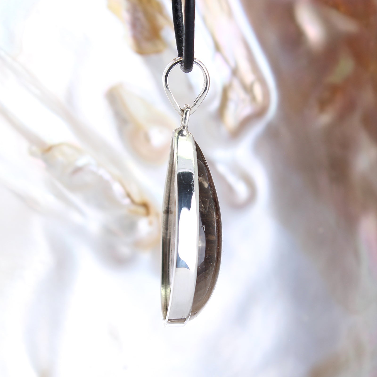 Rauchquarz Anhänger Kettenanhänger 925er Silber Schmuck Halskettenanhänger Kettenschmuck Stein Trommelstein Rohstein Rohstück Edelstein Heilstein Lochstein Schmuck Naturstein Halsschmuck Silberschmuck Dekostein Dekostück Collier Halskette Schmuckstein Schmuckanhänger Glücksstein Schutzstein
