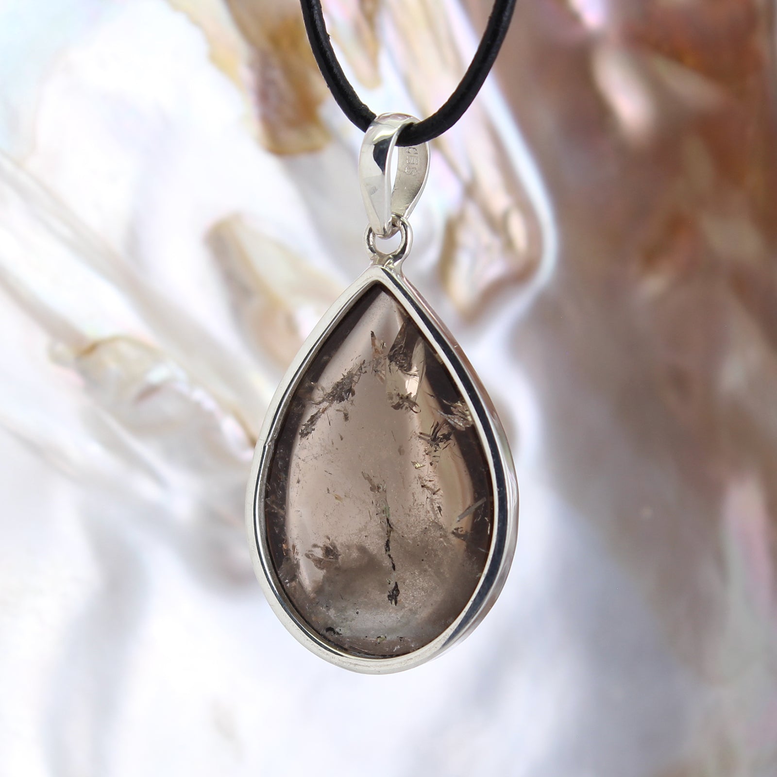 Rauchquarz Anhänger Kettenanhänger 925er Silber Schmuck Halskettenanhänger Kettenschmuck Stein Trommelstein Rohstein Rohstück Edelstein Heilstein Lochstein Schmuck Naturstein Halsschmuck Silberschmuck Dekostein Dekostück Collier Halskette Schmuckstein Schmuckanhänger Glücksstein Schutzstein