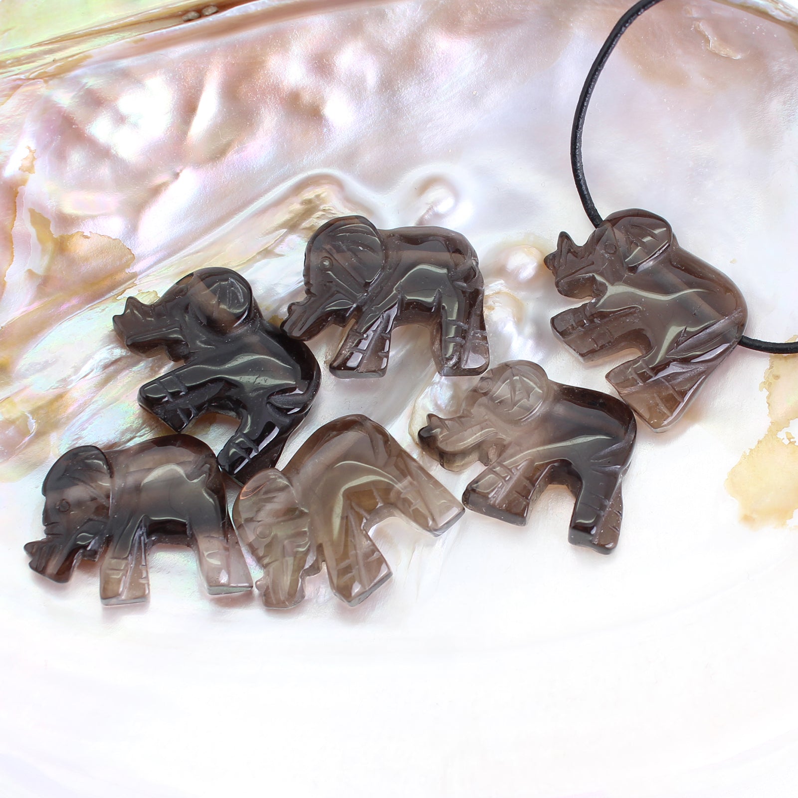 Rauchquarz Elefant Anhänger Kettenanhänger mit Lederband … Halskettenanhänger Kettenschmuck Kristall Rohkristall Stein Trommelstein Silberanhänger Silberschmuck Edelstein Heilstein Schmuckanhänger Halsschmuck Rohstein Rohstück Schmuckstein Schmuck Schutzstein Glücksstein