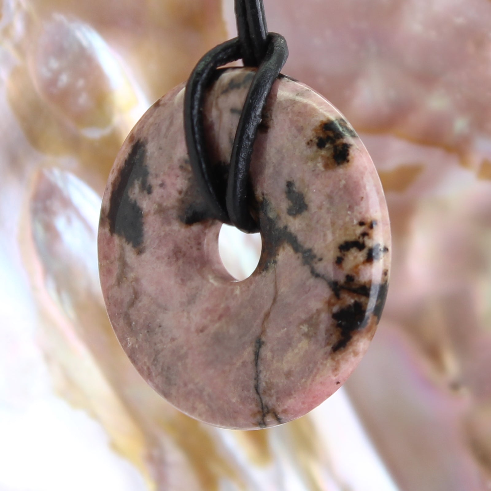 Rhodonit Donut Anhänger Kettenanhänger 30 mm mit Lederband Halskettenanhänger Kettenschmuck Stein Trommelstein Anhänger Schmuck Schmuckstein Rohstein Rohstück Edelstein Heilstein Silberanhänger Silberschmuck Schutzstein Glücksstein