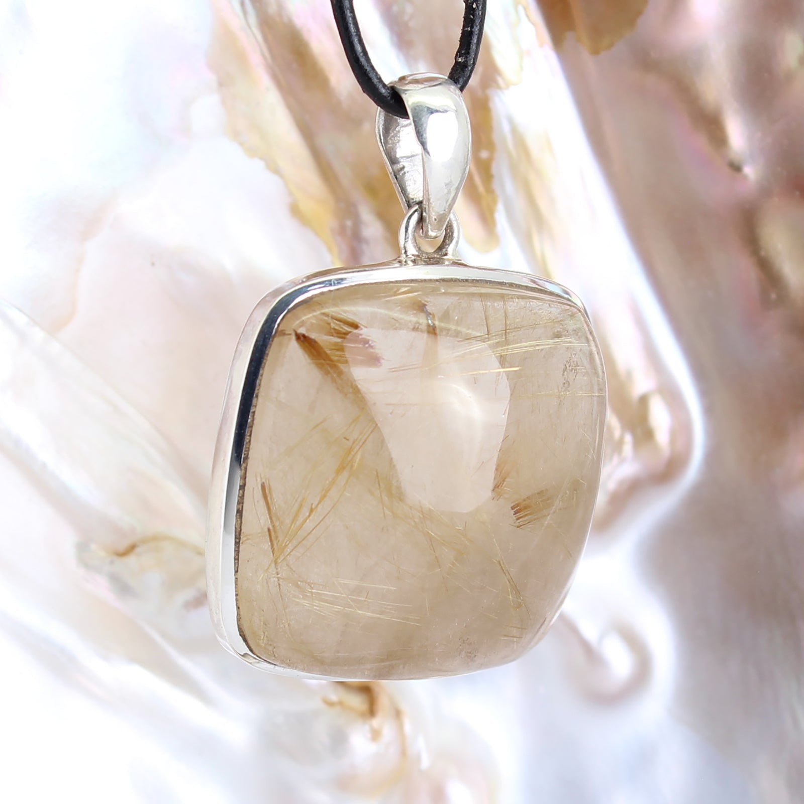 Rutilquarz Anhänger Kettenanhänger 925er Silber Schmuck Halskettenanhänger Kettenschmuck Stein Trommelstein Anhänger Rohstein Rohstück Heilstein Edelstein Schmuckanhänger Silberschmuck Schmuckstein Halsschmuck Schmuck Schutzstein Naturstein Lochstein Glücksstein