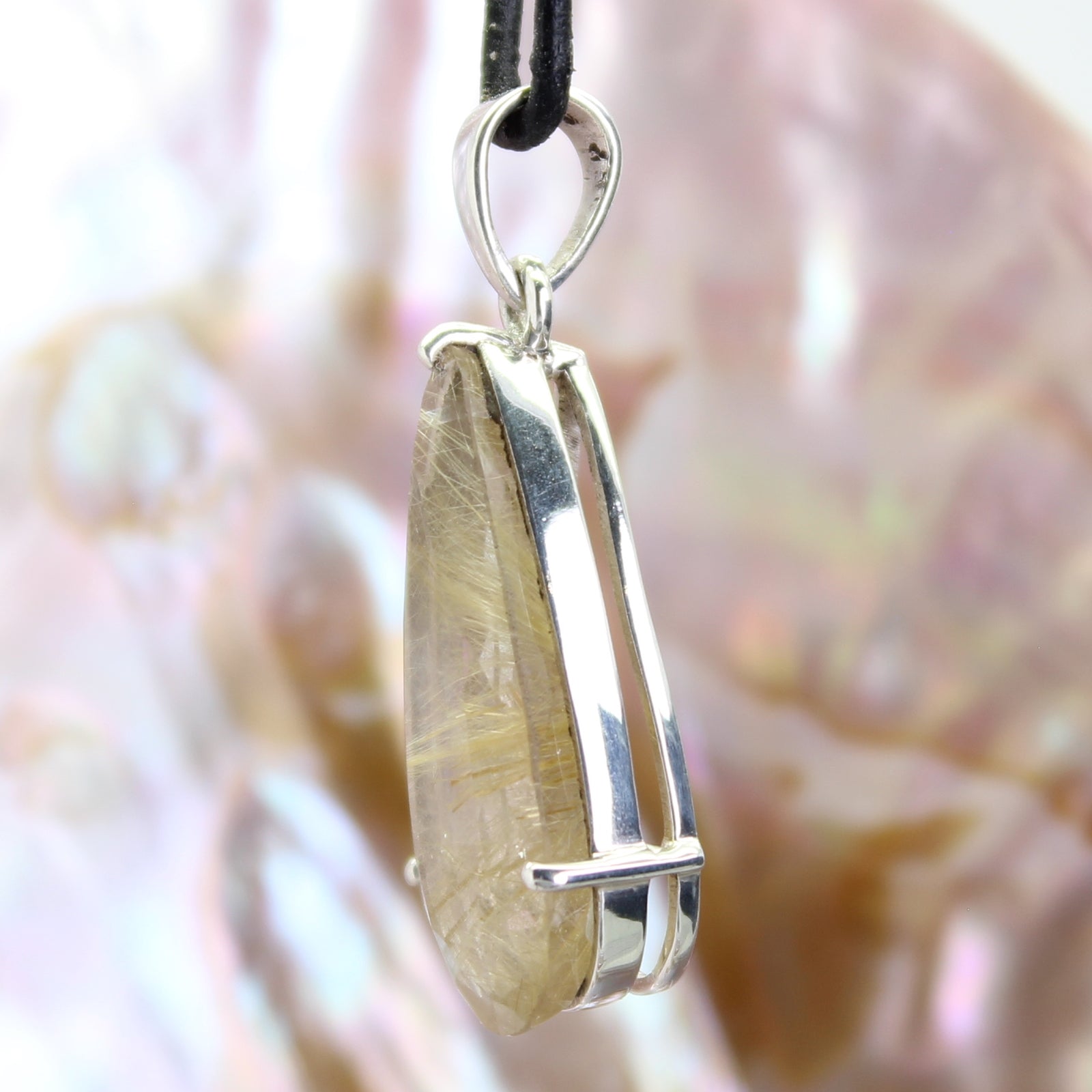 Rutilquarz Anhänger Kettenanhänger facettiert 925er Silber Schmuck Halskettenanhänger Kettenschmuck Stein Trommelstein Anhänger Rohstein Rohstück Heilstein Edelstein Schmuckanhänger Silberschmuck Schmuckstein Halsschmuck Schmuck Schutzstein Naturstein Lochstein Glücksstein