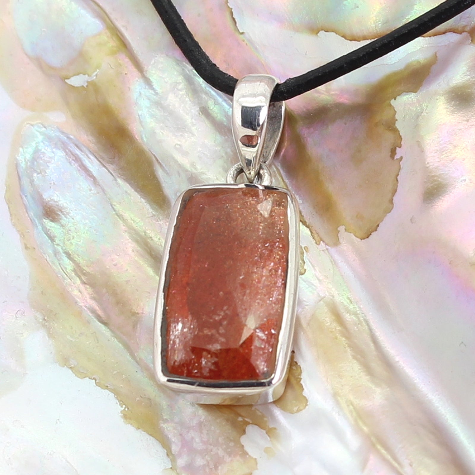Sonnenstein Anhänger Kettenanhänger facettiert 925er Silber Schmuck Halskettenanhänger Kettenschmuck Stein Trommelstein Anhänger Kettenschmuck Rohstein Rohstück Silberanhänger Silberschmuck Halsschmuck Schmuck Edelstein Heilstein Glücksstein Schutzstein