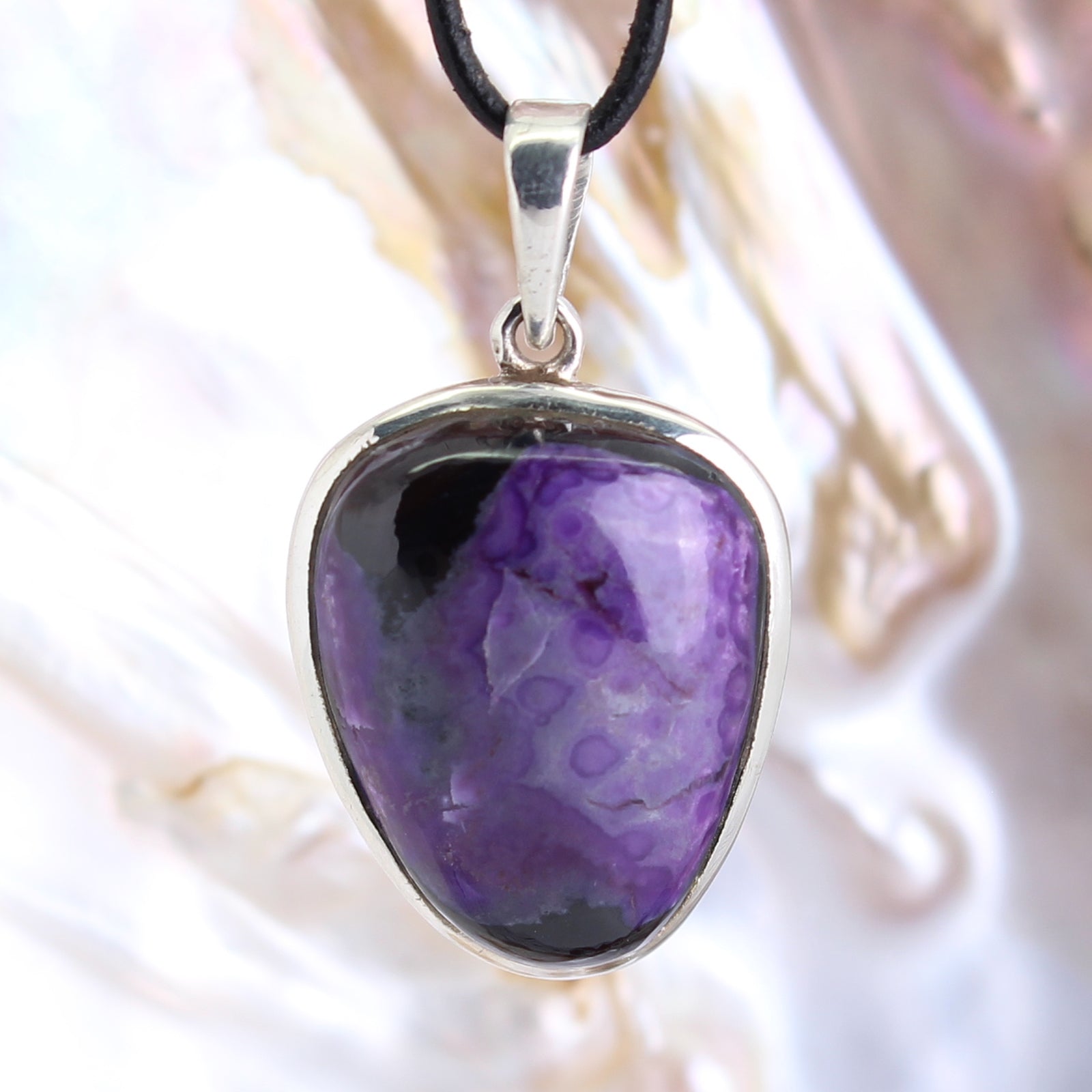 Sugilith Anhänger Kettenanhänger 925er Silber Schmuck Halskettenanhänger Kettenschmuck Stein Trommelstein Rohstein Rohstück Edelstein Heilstein Lochstein Schmuck Naturstein Halsschmuck Silberschmuck Dekostein Dekostück Collier Halskette Schmuckstein Schmuckanhänger Glücksstein Schutzstein