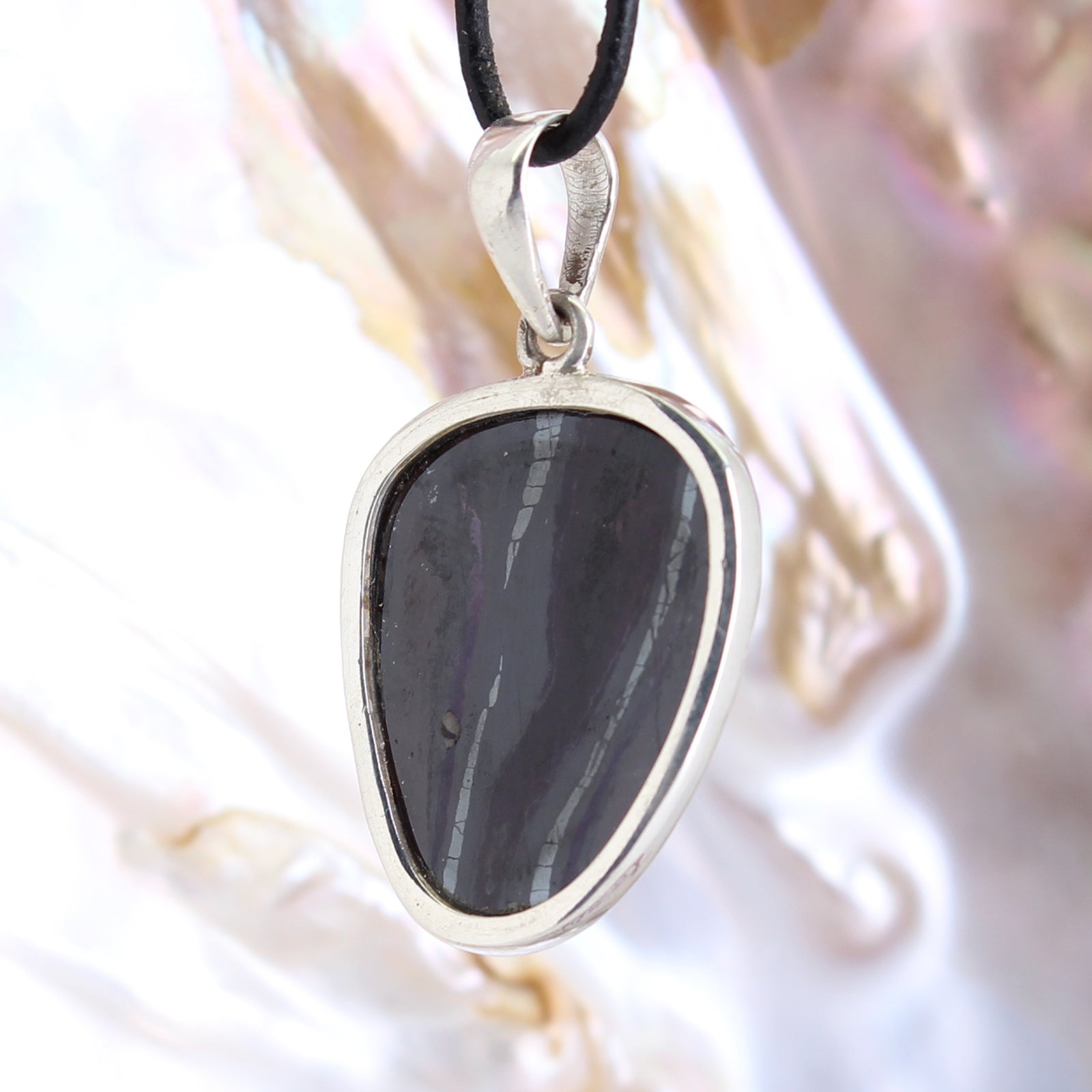 Sugilith Anhänger Kettenanhänger 925er Silber Schmuck Halskettenanhänger Kettenschmuck Stein Trommelstein Rohstein Rohstück Edelstein Heilstein Lochstein Schmuck Naturstein Halsschmuck Silberschmuck Dekostein Dekostück Collier Halskette Schmuckstein Schmuckanhänger Glücksstein Schutzstein