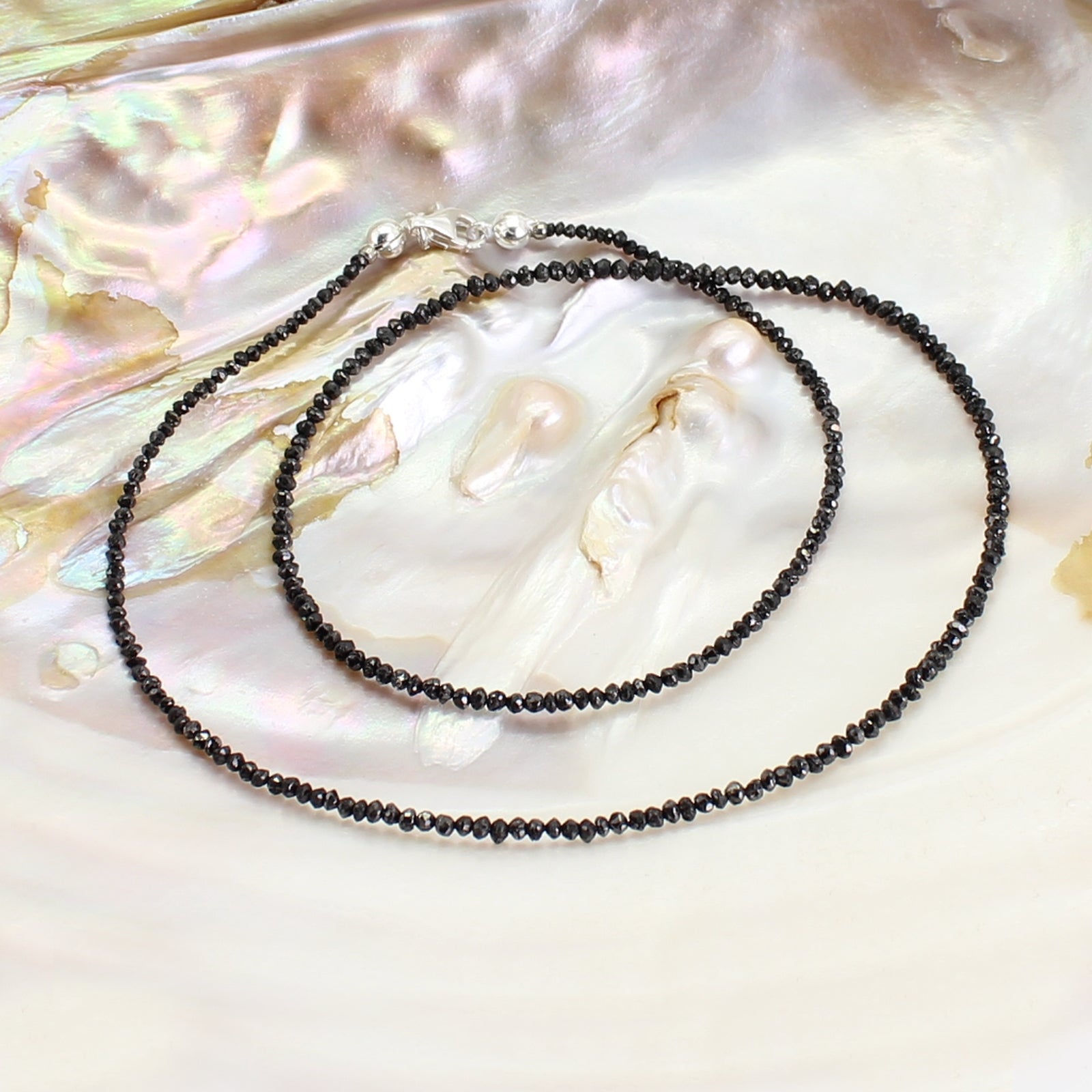 schwarze Diamantenkette Diamanten Kette Halskette facettiert 925er Silber Verschluss Rohdiamanten Collier Stein Trommelstein Anhänger Collier Kugelkette Perlenkette Rohstein Rohstück Edelsteinkette Splitterkette Heilstein Edelstein Heilsteinkette Halsschmuck Schmuck