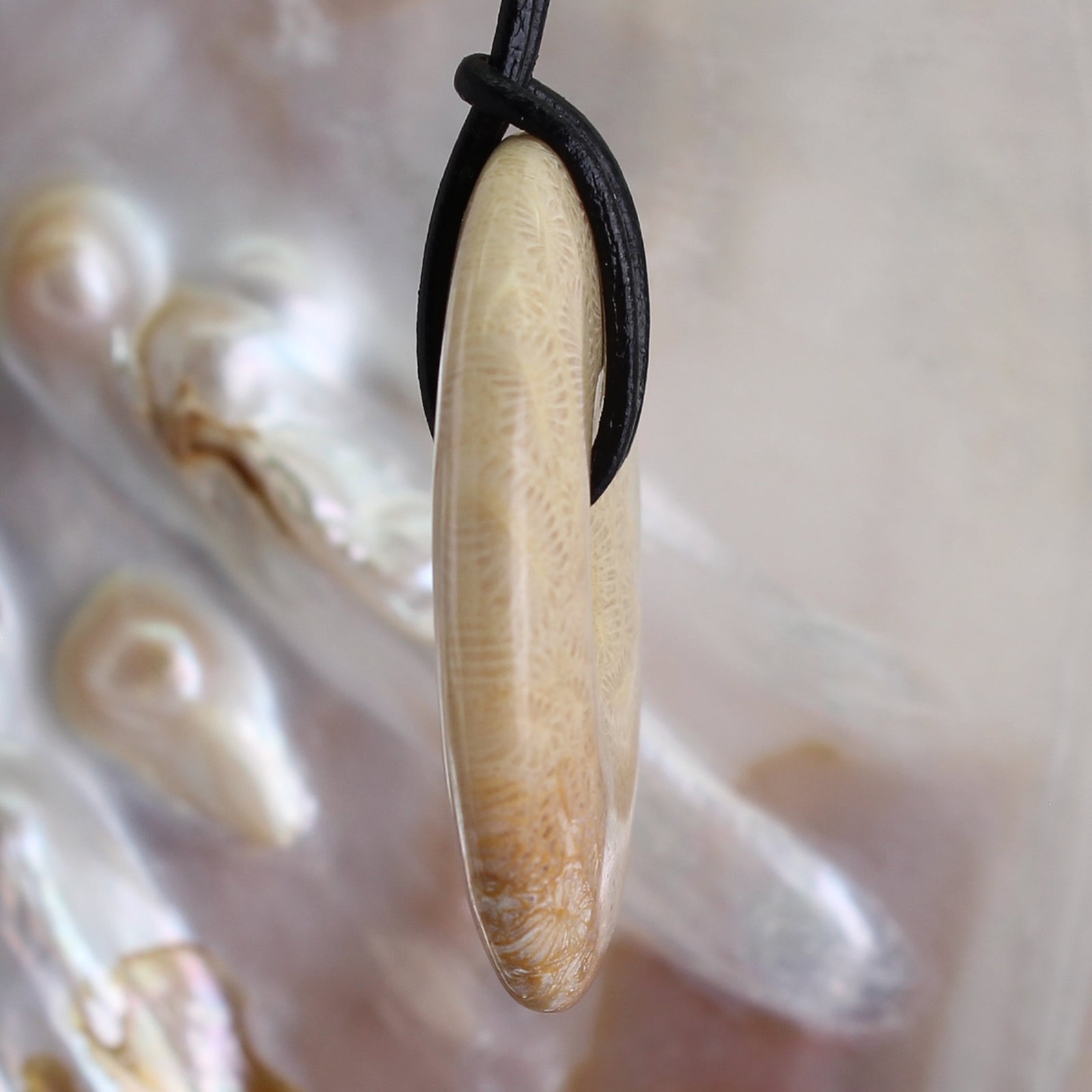 Fossile versteinerte Koralle Donut Anhänger Kettenanhänger 40 mm mit Lederband Halskettenanhänger Kettenschmuck Stein Trommelstein Anhänger Schmuck Schmuckstein Rohstein Rohstück Edelstein Heilstein Silberanhänger Silberschmuck Schutzstein Glücksstein