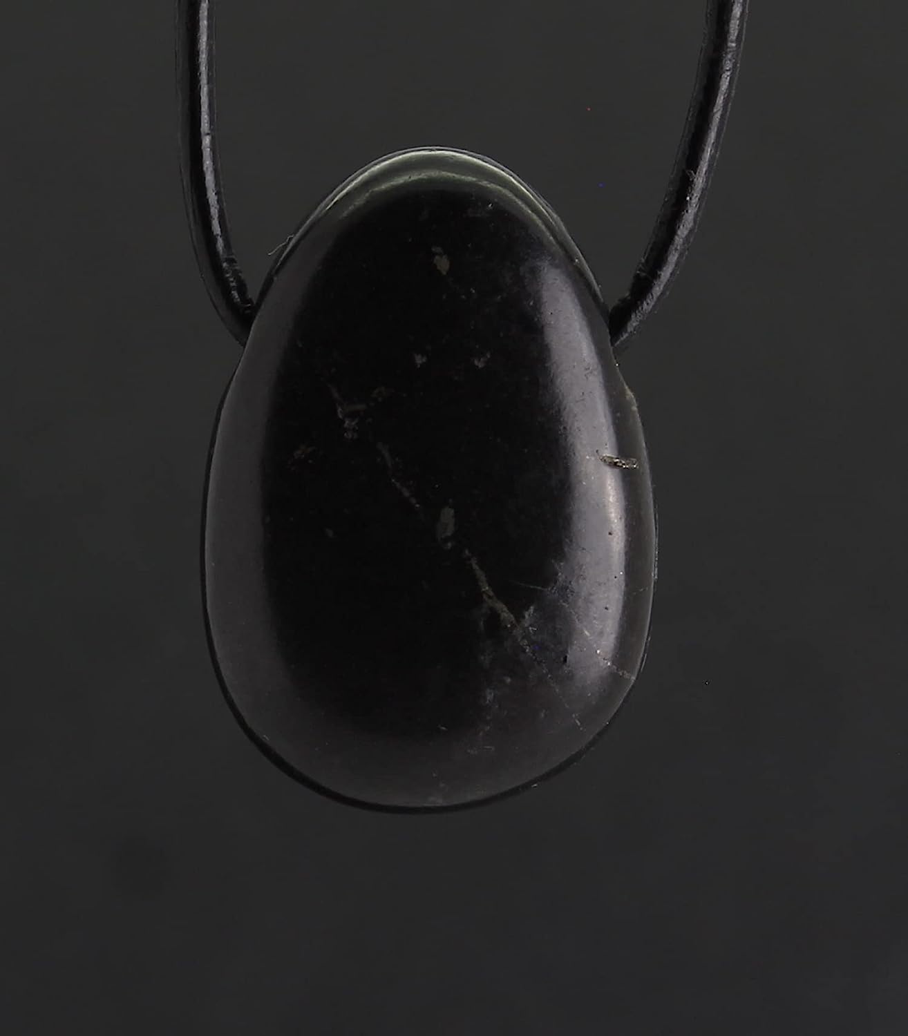 Shungit Trommelstein Anhänger Kettenanhänger Schungit mit Lederband Halskettenanhänger Kettenanhänger Kettenschmuck Schungit Shungit Stein Schmuckstein Schmuckanhänger Edelstein Heilstein Halsschmuck Schmuck Rohstein Rohstück Silberanhänger Silberschmuck Trommelsteinanhänger Shungitstein Shungitschmuck Shungite