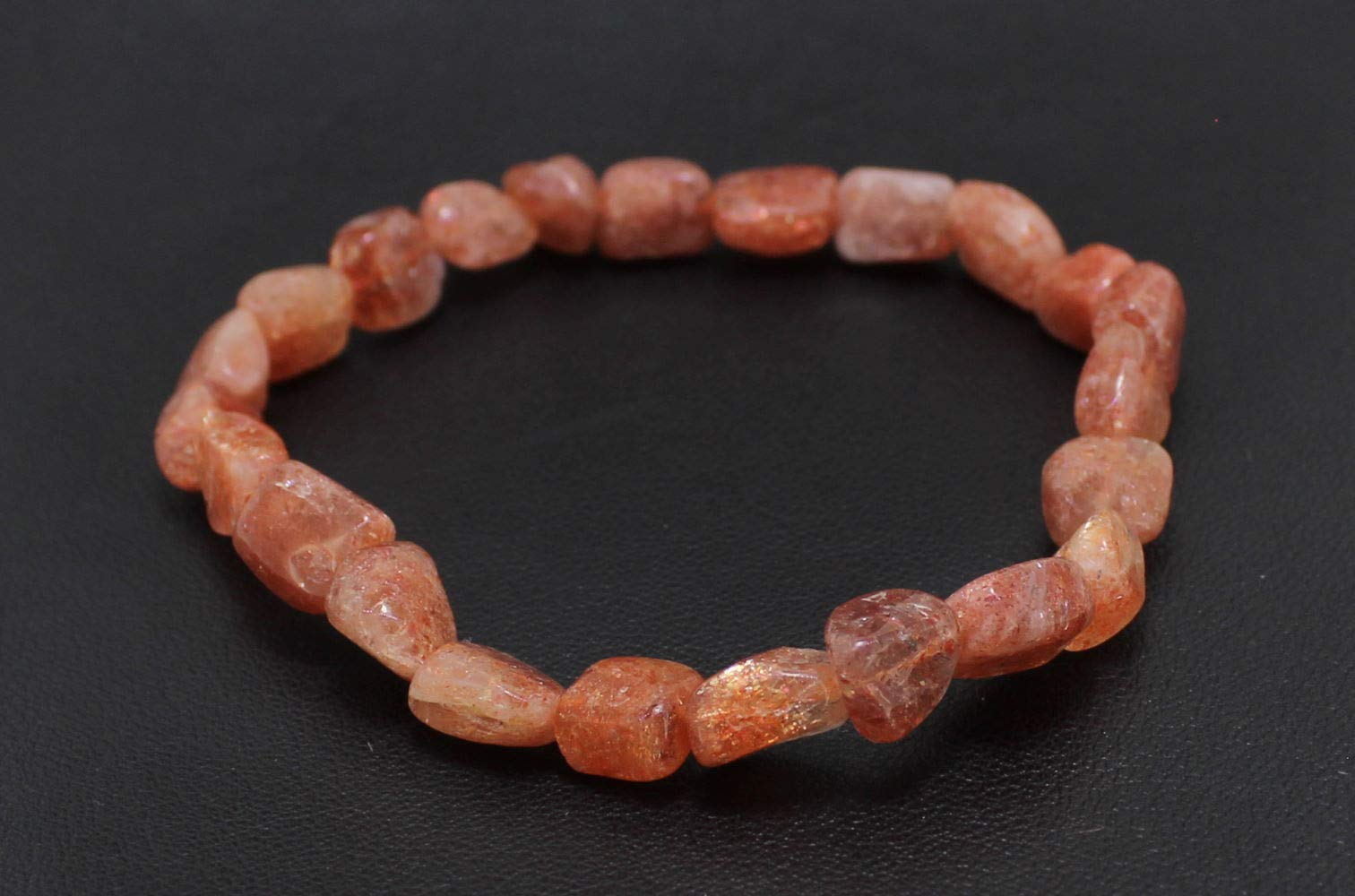 Armband aus Sonnenstein Sunstone Trommelstein Anhänger Perlen Kugeln Heilstein Edelstein Kugelarmband Perlenarmband Edelsteinarmband Stretcharmband Gummiarmband Armschmuck Schmuckstein Rohstein Rohstück Sonnensteine Sonnensteinschmuck Sonnensteinarmband
