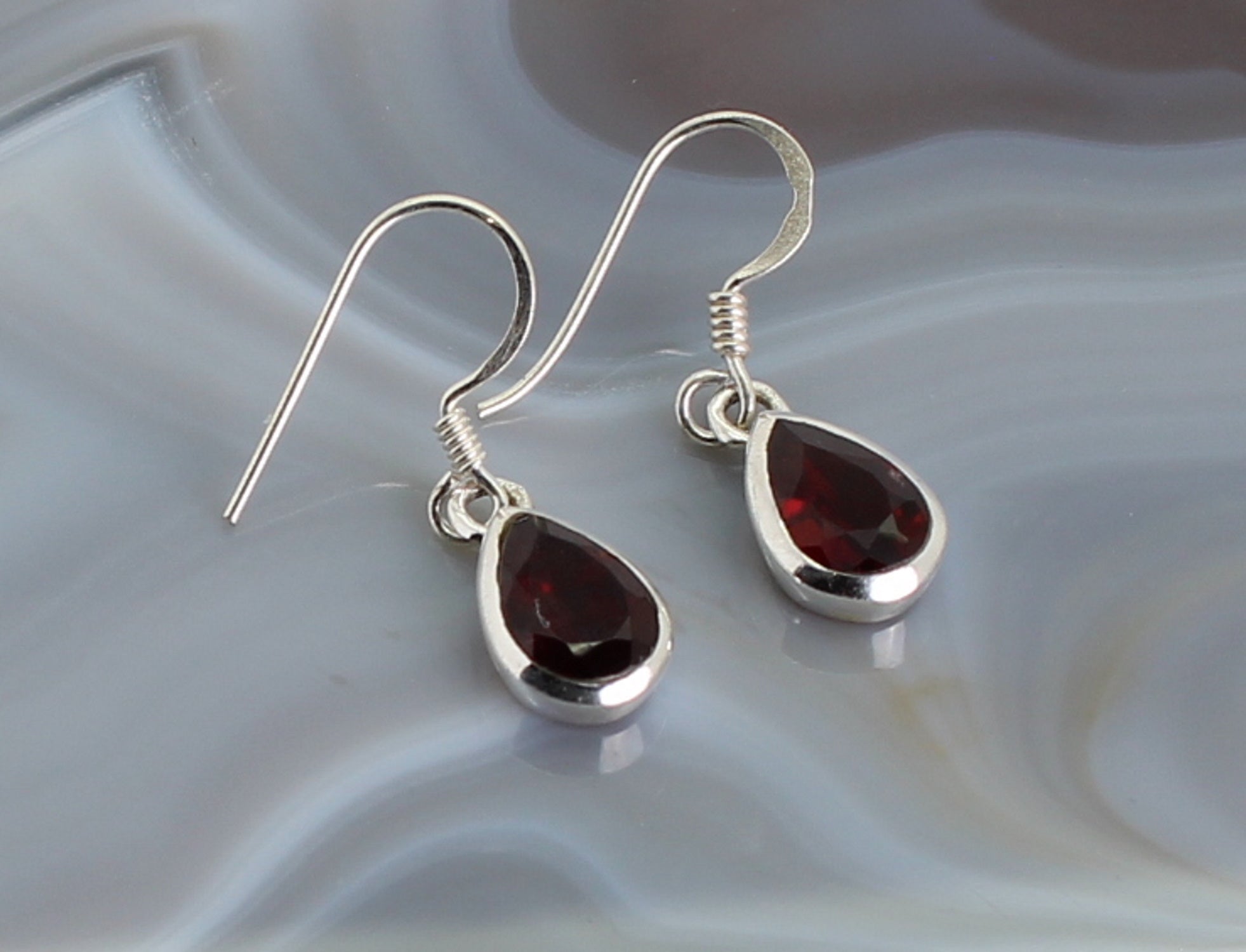 Ohrstecker Ohrringe Ohrhänger roter Granat Stein Trommelstein Anhänger Ohrschmuck Silberschmuck Silberohrringe Silberhänger Silberstecker Edelstein Heilstein Schmuckstein Schmuck Rohstein Rohstück Granatstein Granatschmuck