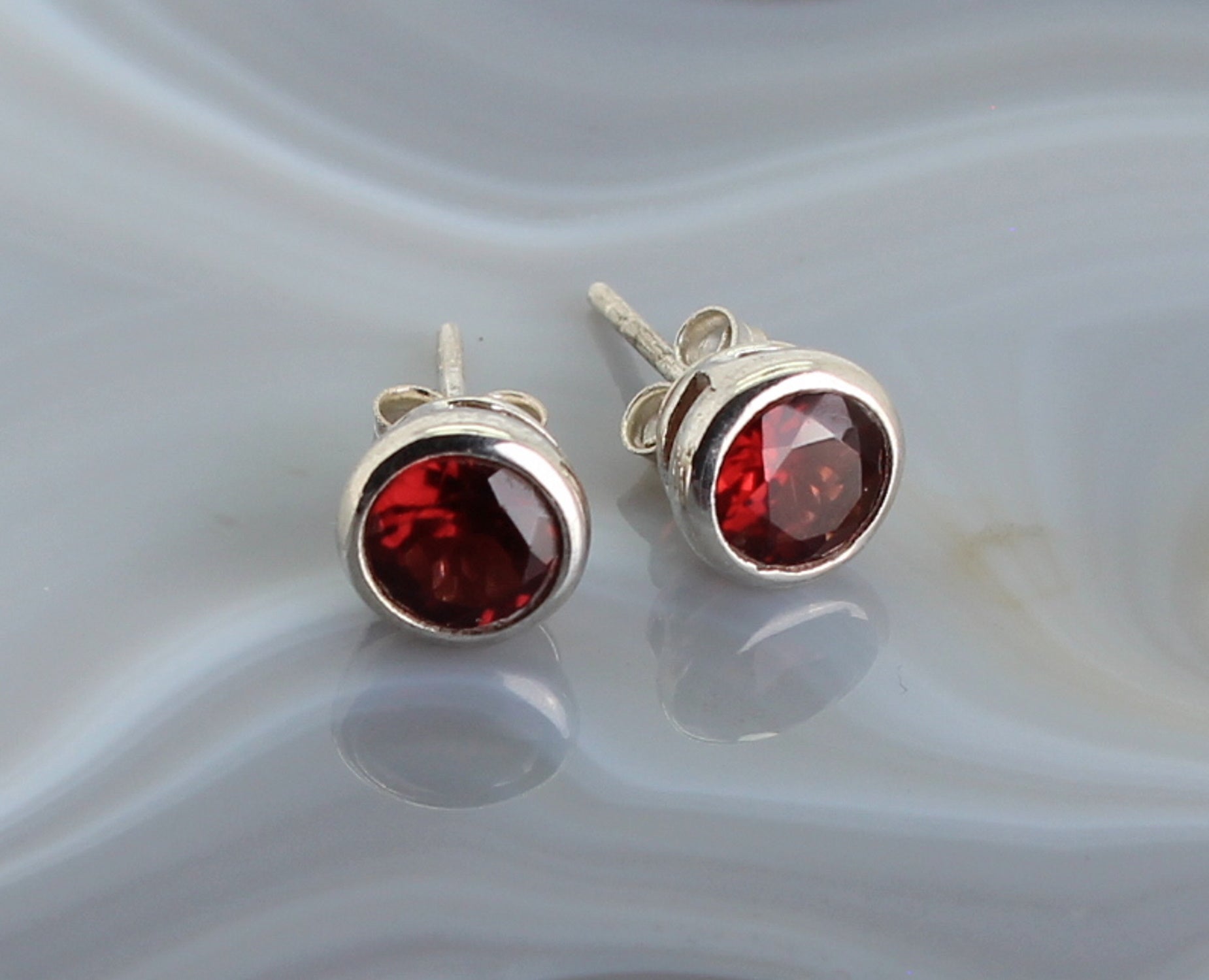 Ohrstecker Ohrringe Ohrhänger roter Granat Stein Trommelstein Anhänger Ohrschmuck Silberschmuck Silberohrringe Silberhänger Silberstecker Edelstein Heilstein Schmuckstein Schmuck Rohstein Rohstück Granatstein Granatschmuck